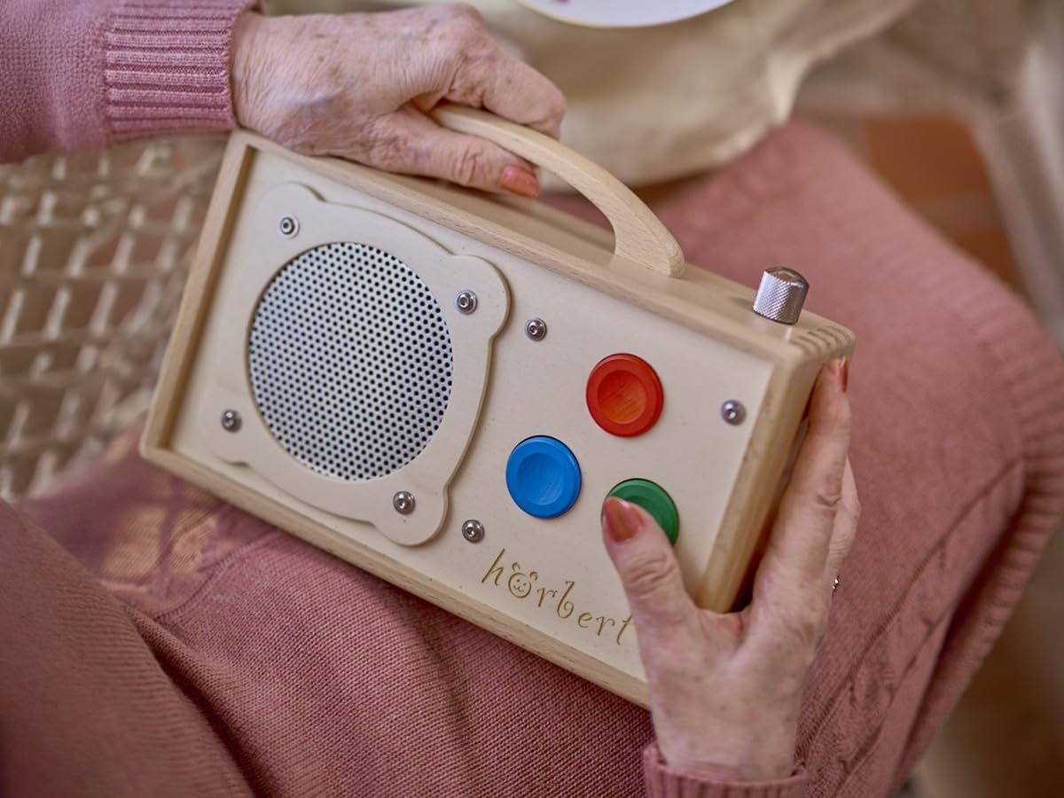 hörbert 3.0 für Senioren + Inhalte für Senioren + Akkus. 3 Playlists, Mikrofon und USB-C Ladeanschluss, als Internet-Radio, Podcast-Player, MP3-Player und Bluetooth Lautsprecher