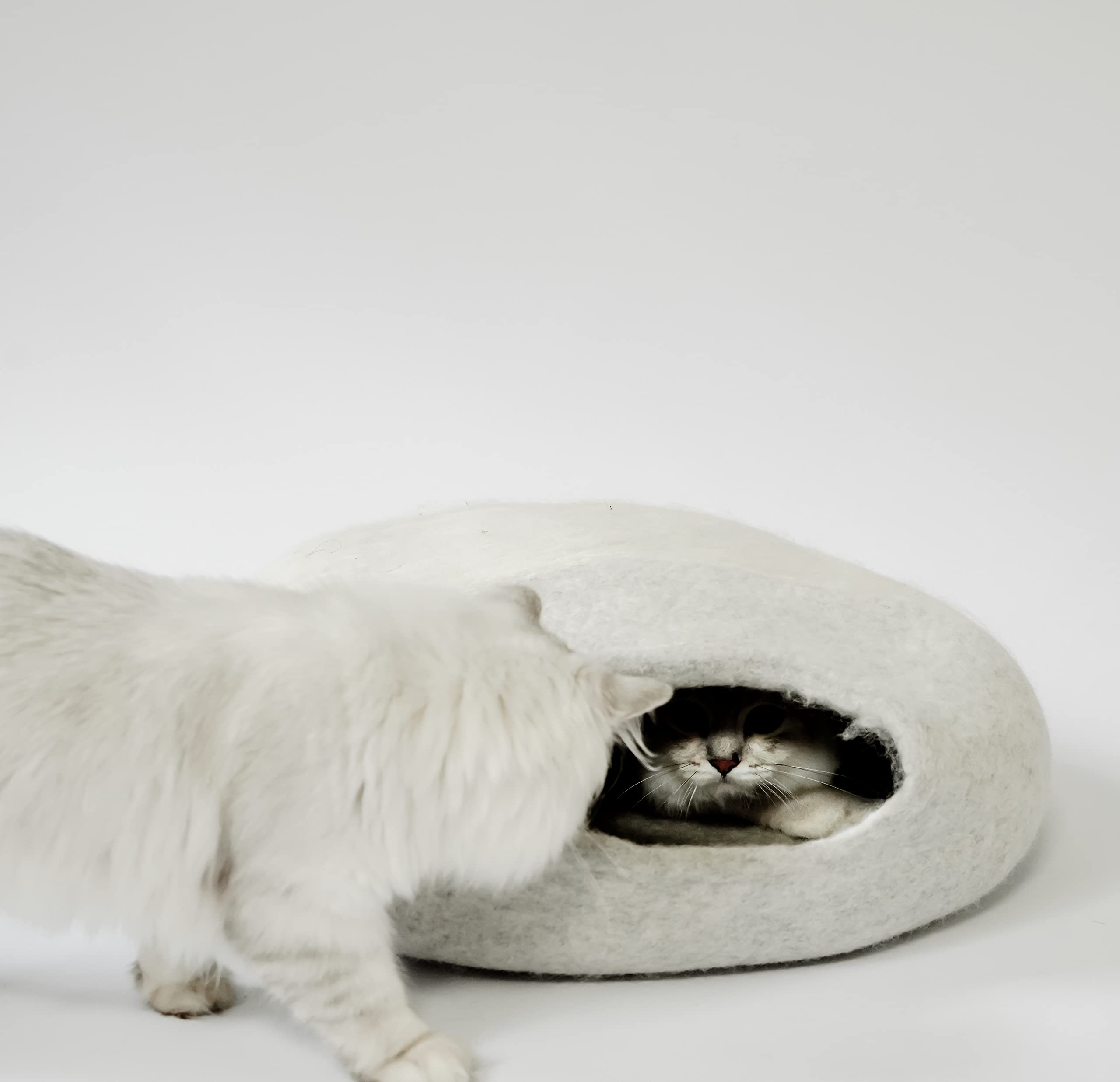 LucyBalu® Pebble Filzhöhle für Katzen I Katzenbett & Kuschelhöhle aus 100% Schurwolle I handgefertigt in Nepal I Naturstein-Optik, atmungsaktiv & geruchsneutral I Ø 45 cm I Hellgrau
