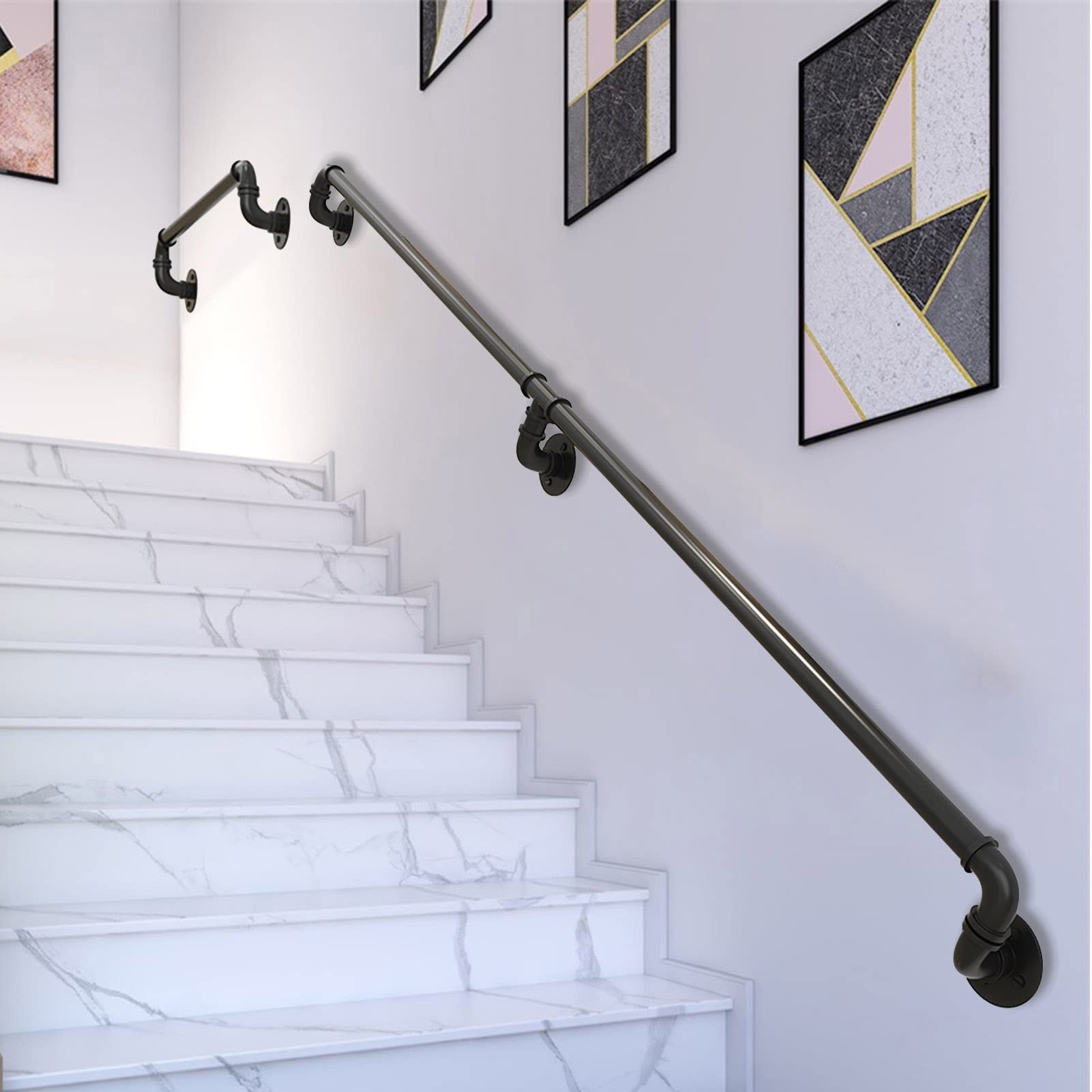 Main courante d'escalier en métal noir pour sécuriser les marches extérieures du jardin