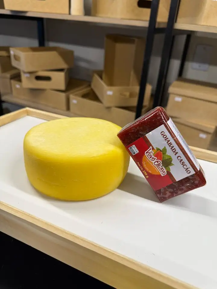 Kit Queijo Meia Cura Artesanal 700g + Goiabada Cascão 250g Vovô Olavo – Combo Caseiro, Sabor da Roça, Sem Conservantes, Ideal para Romeu e Julieta, Café da Manhã ou Presente