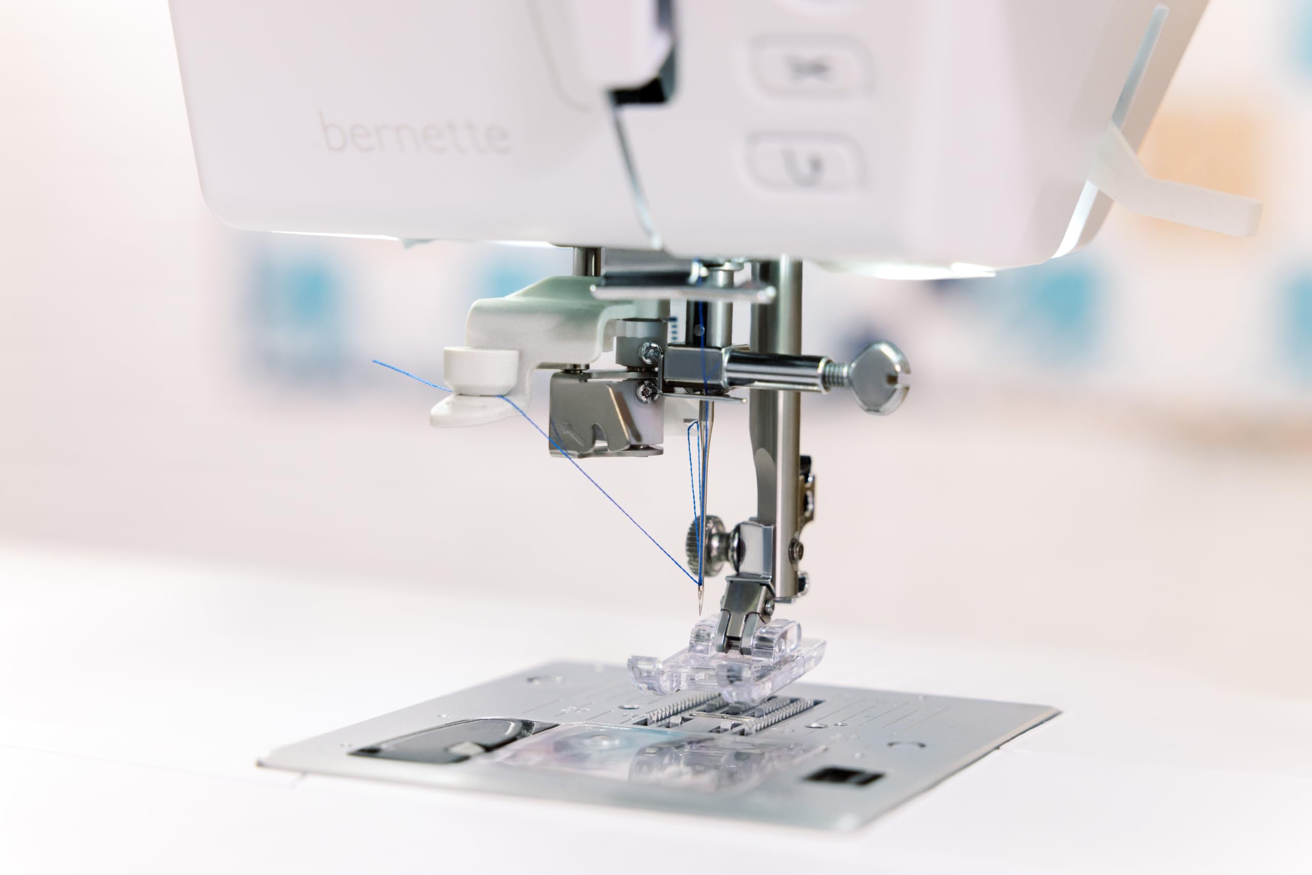Bernette Machine à coudre et à broder informatisée B59 avec cerceau multi-positions, édition de broderie à l'écran et support pour smartphone