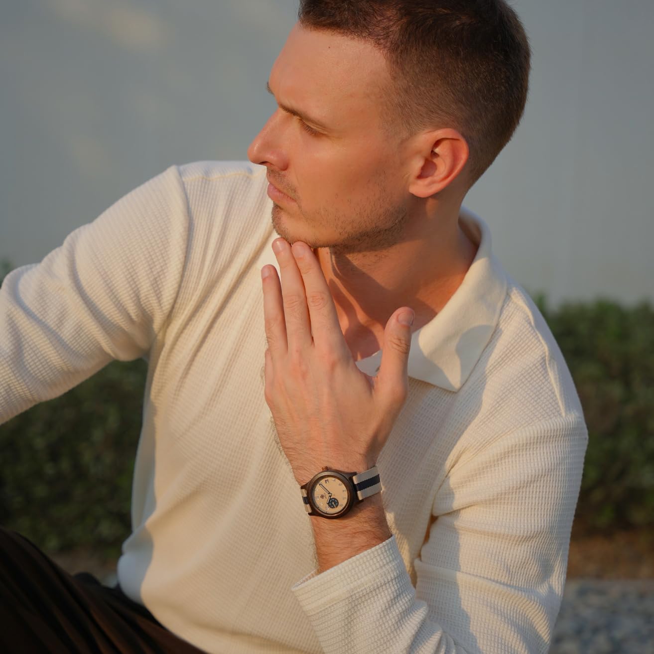 Thum Holzuhr für Herren – Holzgehäuse 40 mm – Monatskalender – leuchtende Zeiger – leichte ökologische Uhr mit Stoffband 20 mm