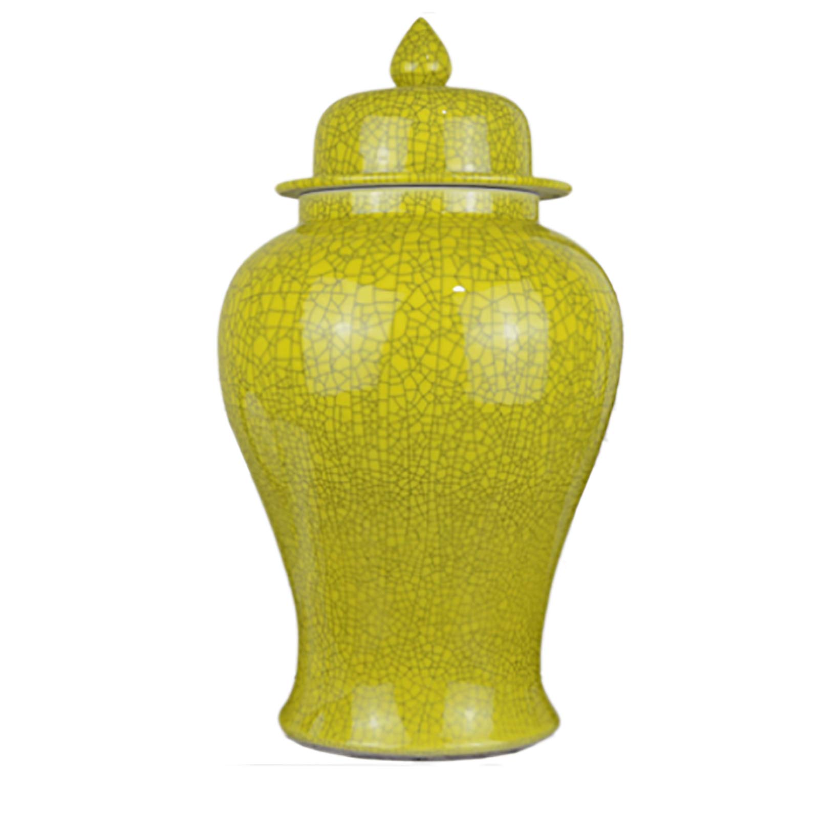 Vase en porcelaine jaune style chinois pour égayer un salon rétro sombre