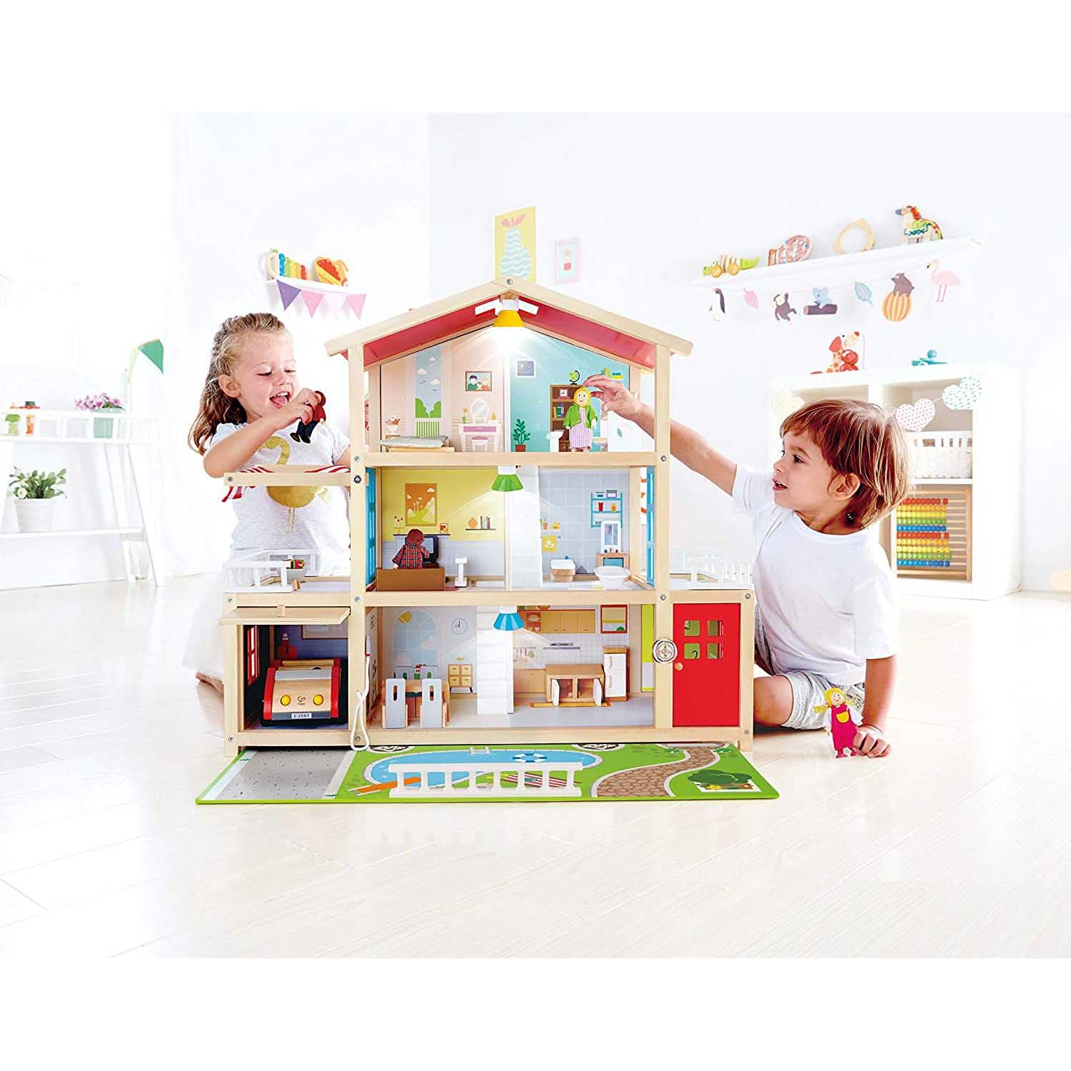 Hape Villa delle bambole | Casa arredata per gioco di ruolo | Casa giocattolo a tre piani in legno | Per bambini dai 3 anni