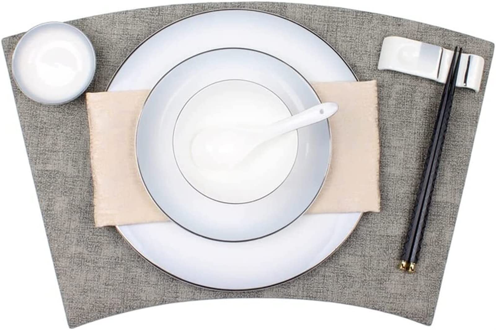 Ensemble de vaisselle avec assiette et set de table pour éviter les taches