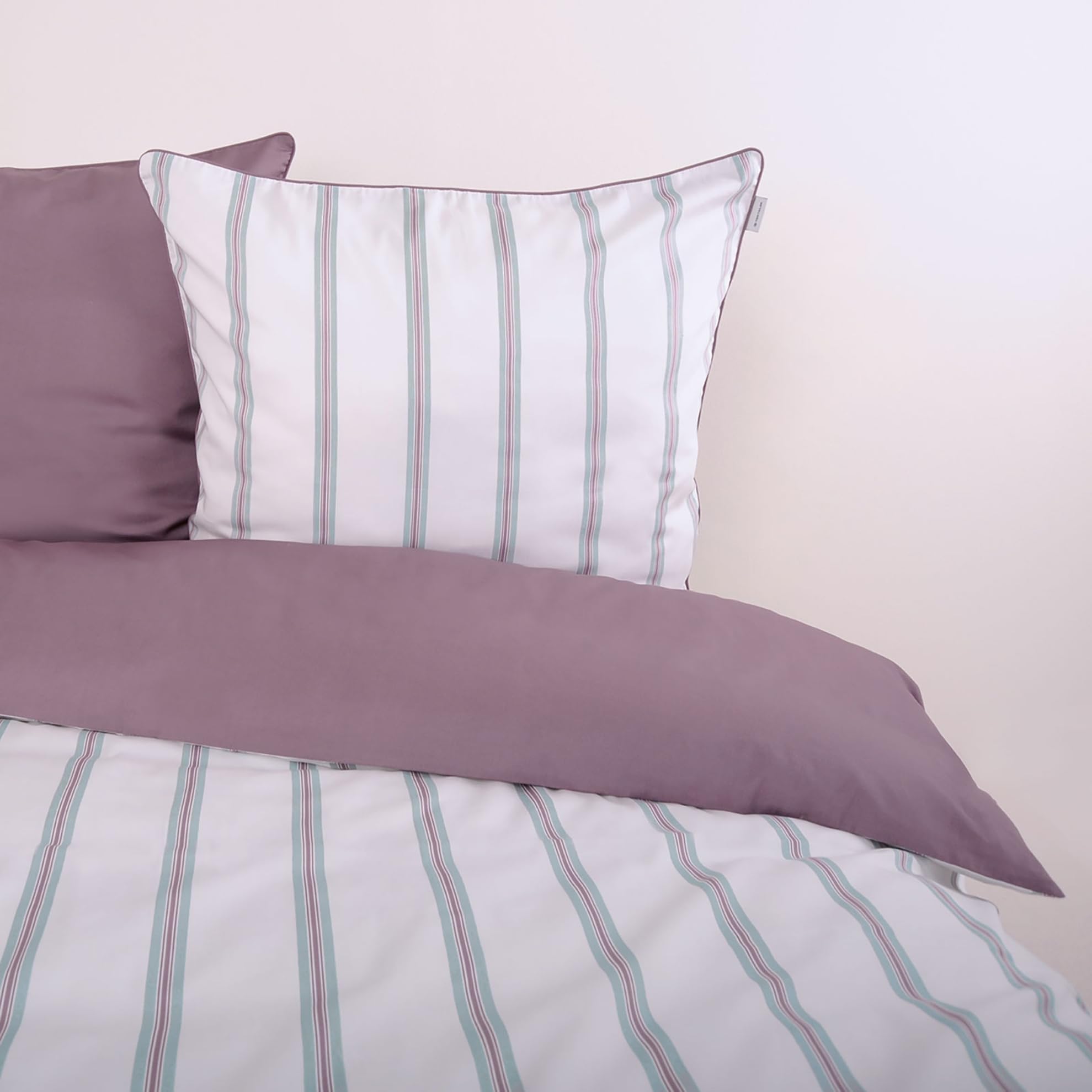 TOM TAILOR Satynowa bielizna, 60 x 80 cm + 140 x 200 cm, 100% bawełna, satyna, z farbiger Paspel am Kissen, Wendemotiv und Markenreißverschluss, CLASSIC SATIN Strings Weiß, Lila (Cozy Mauve, Fresh