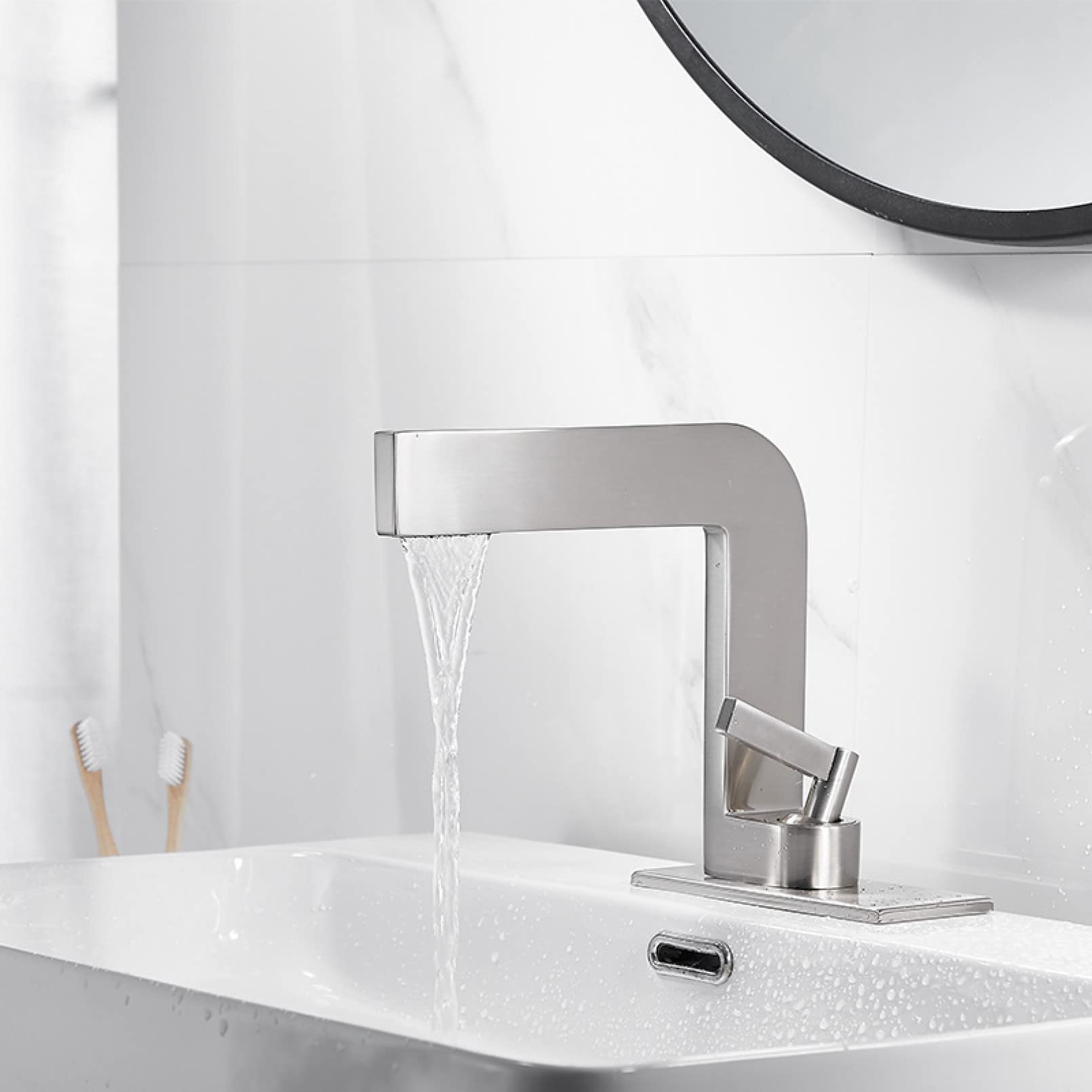 Mitigeur de lavabo cascade design contemporain en finition mate pour salle de bain