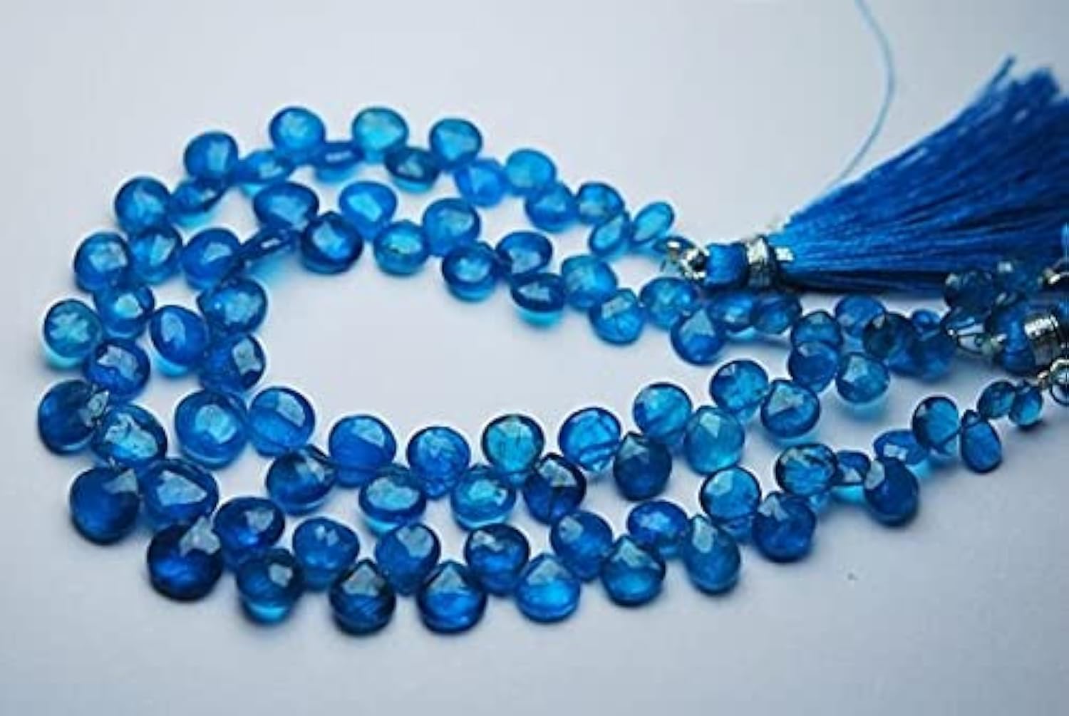 Apatite Bleue Néon facettée en forme de cœur de 5 à 9 mm pour création de bijoux de 20 cm