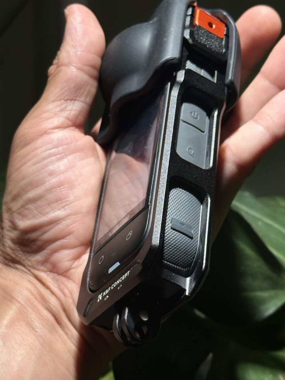 Stabil bur runt sidoramen, men har ingen skyddande läpp