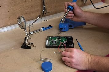 Silverline Helping Hands with Magnifying Lens – 63mm, 2.5x Magnification, Soldering & Precision Work Holder (633830)