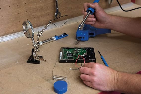 Silverline Helping Hands with Magnifying Lens – 63mm, 2.5x Magnification, Soldering & Precision Work Holder (633830)