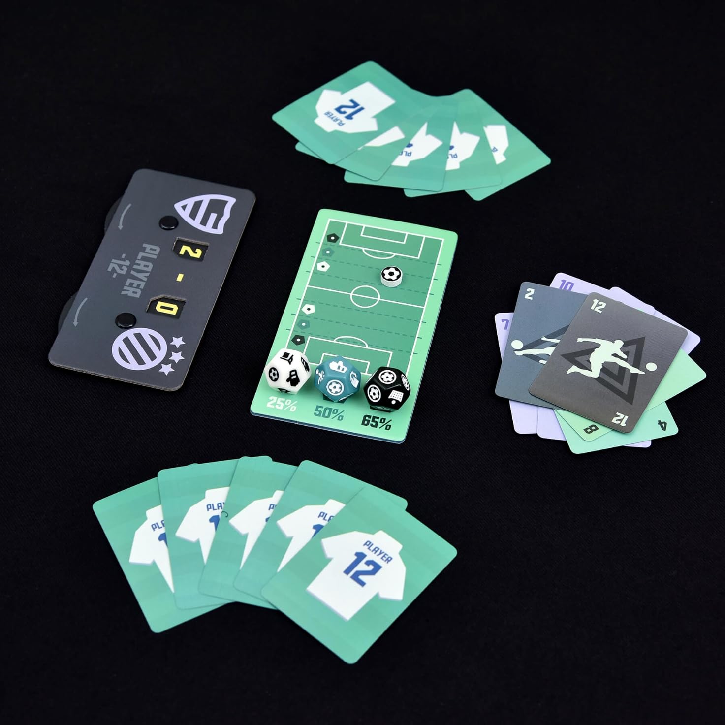 Player 12 - Juego de mesa de Fútbol, con Cartas y Dados para marcar Goles, fácil de aprender, rápido y entretenido, formato pequeño de viaje, Regalo niño/niña 6 7 8 9 10 11 12 años familiar