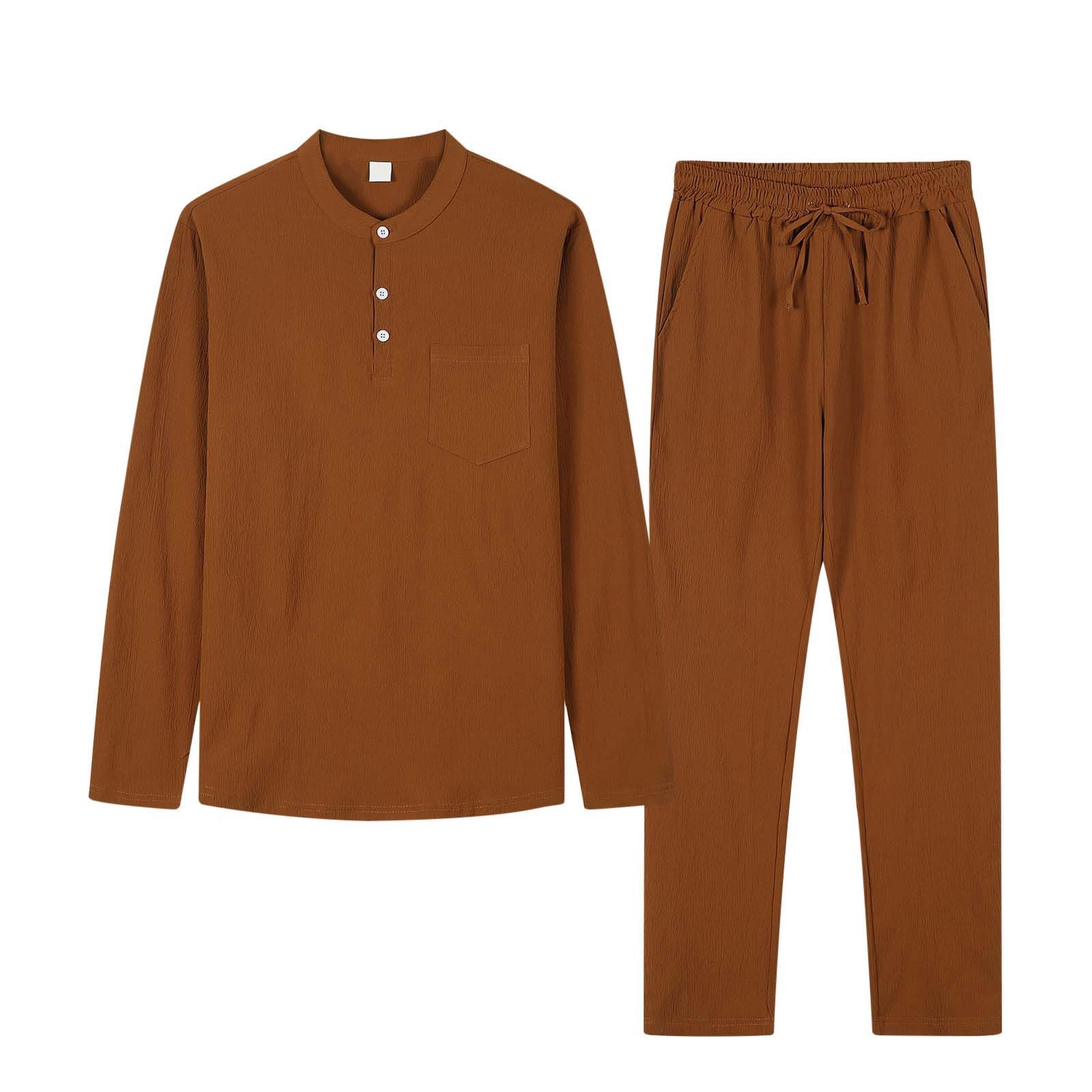 Pull manches longues homme et pantalon décontracté pour un style sans effort