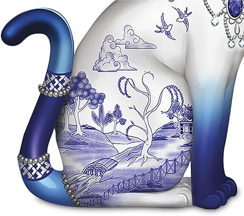 Miniatura 3 de The Hamilton Collection Figura de gato de porcelana pintada a mano de sauce azul brillante con un patrón de porcelana de sauce azul y adornada con