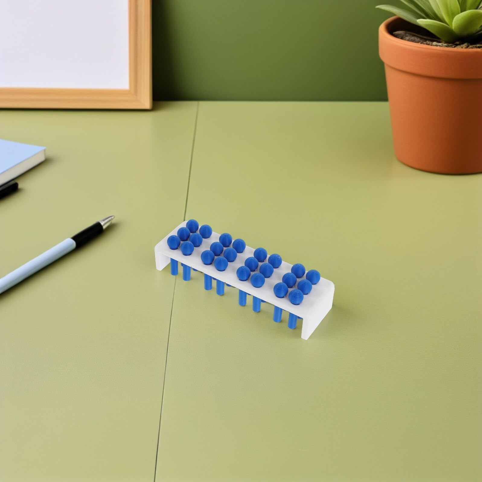 Kit de Aprendizaje Braille con Tablero de Práctica de Plástico de 24 Celdas y Lápiz Óptico para Estudiantes Ciegos en Uso Educativo Diario