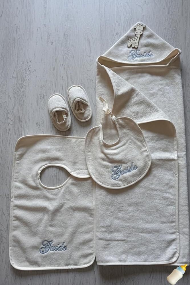 Asciugamano Accappatoio Poncho con cappuccio neonati in spugna Colore Ecru PERSONALIZZATO 1 paio ciabattine e 2 bavaglie IDEA REGALO NASCITA Ciondolo in legno personalizzato OMAGGIO