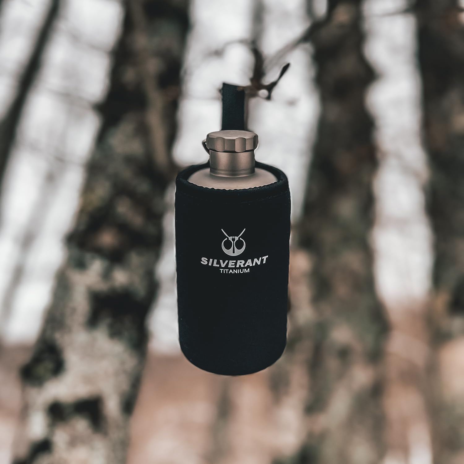 SILVERANT Bouteille d'eau en titane, Bouteille de camping ultralégère avec manchon thermique isolant et bouchon à boucle à clip pour randonnée et sports en plein air (400 ml - Ouverture étroite)