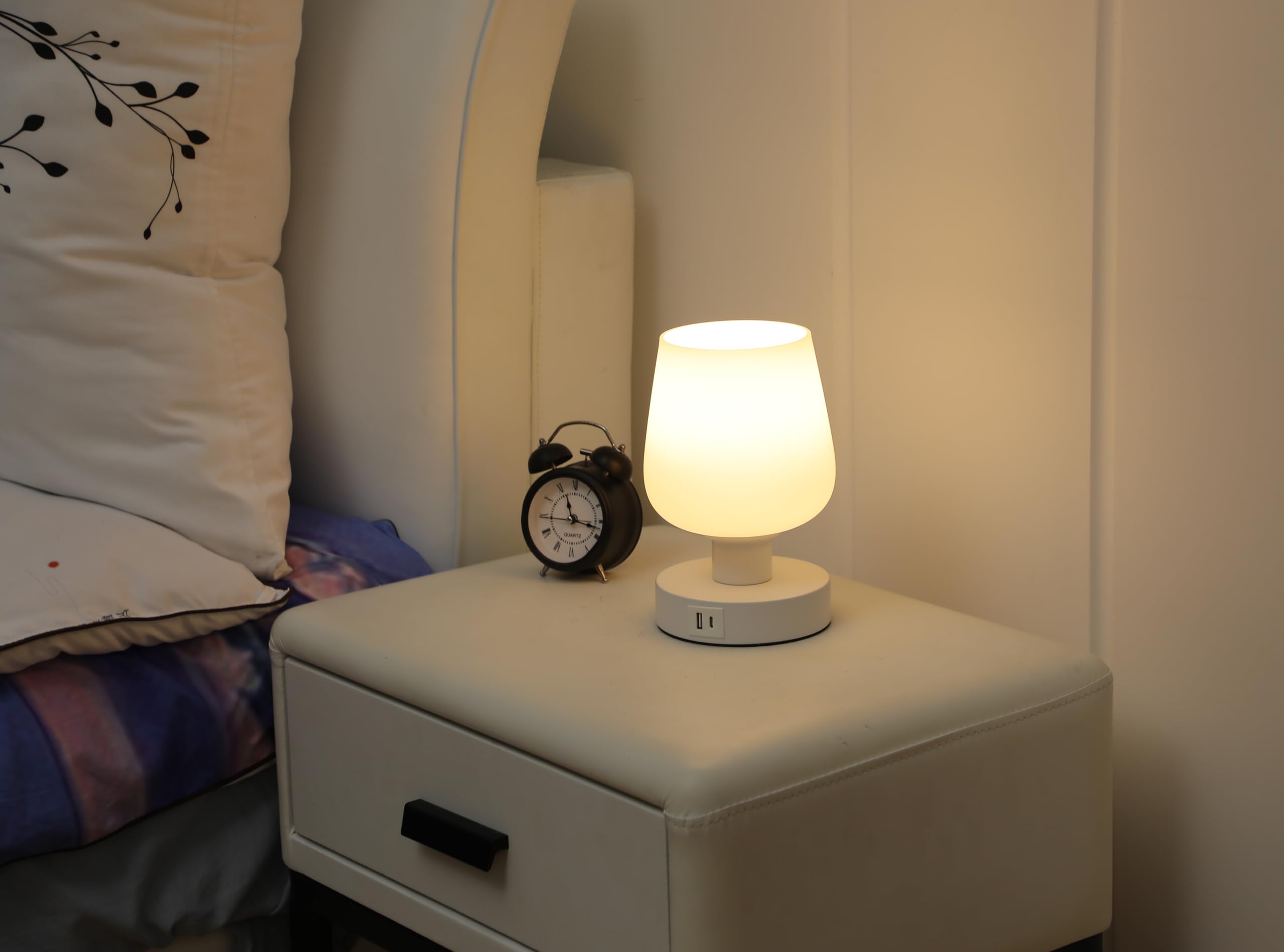 Lightess Touch - Lampada da comodino touch, regolabile, per camera da letto, con porte di ricarica USB A+C, moderna, piccola, con paralume in vetro opale bianco e lampadina LED, temperatura del colore