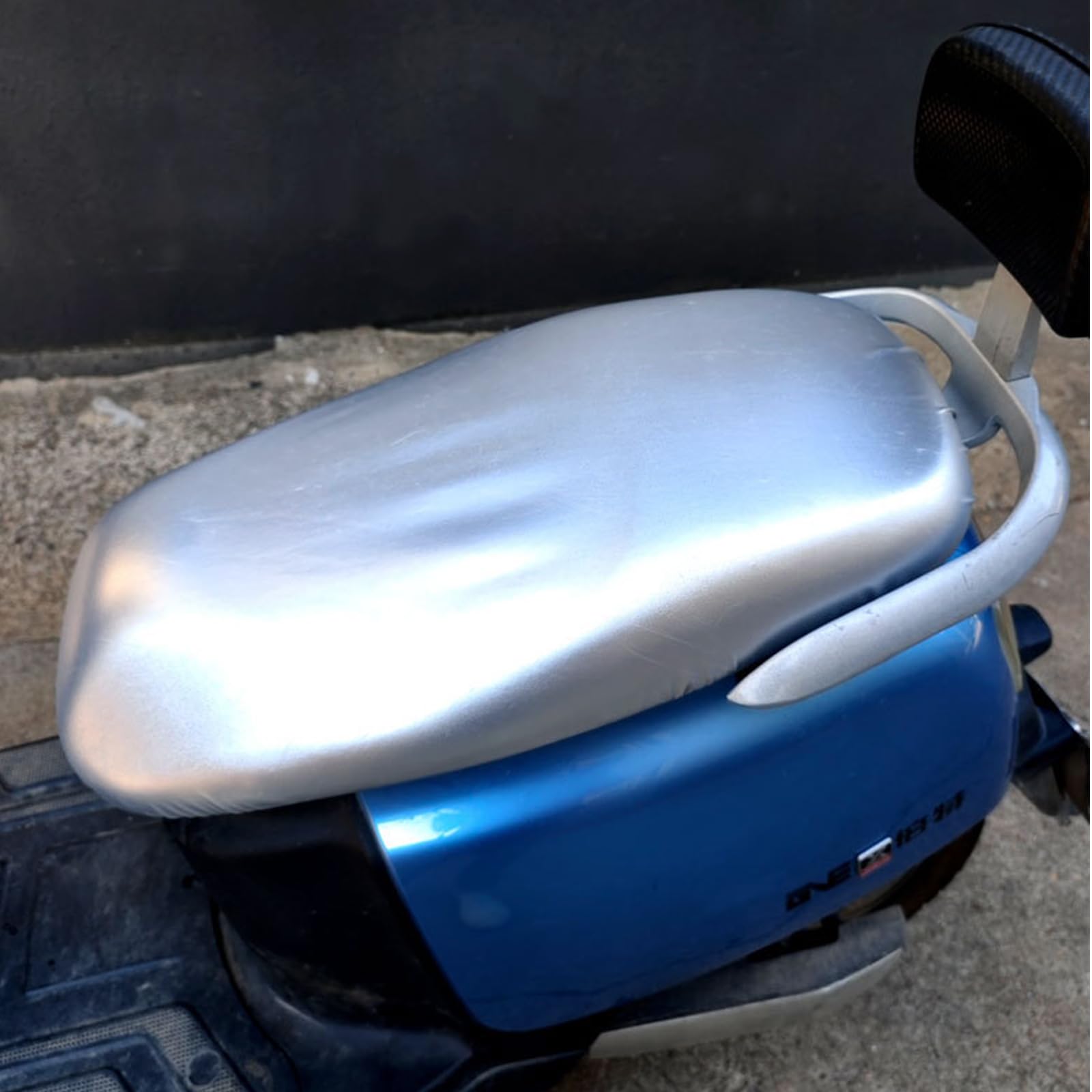 Funda Asiento Moto Antideslizante y Resistente a Arañazos, Protección Universal, Asiento Moto Protege de La Lluvia y el Sol, Funda Scooter para Todo Tipo de Motos y Scooters (Plateado)