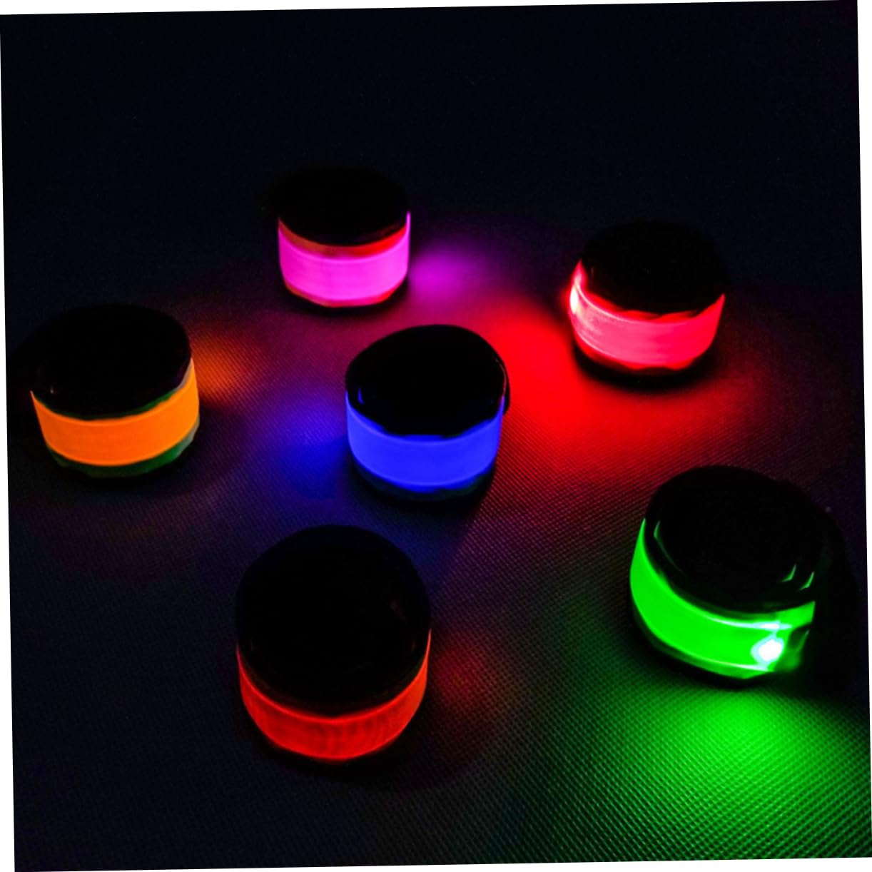 Kisangel Braccialetti LED Luminosi Snap per Corsa Notturna Alta visibilità per Jogging Passeggiate E Escursionismo Comodi E Adatti Maggior Parte dei Polsi Rosso Verde Giallo 4 * 3