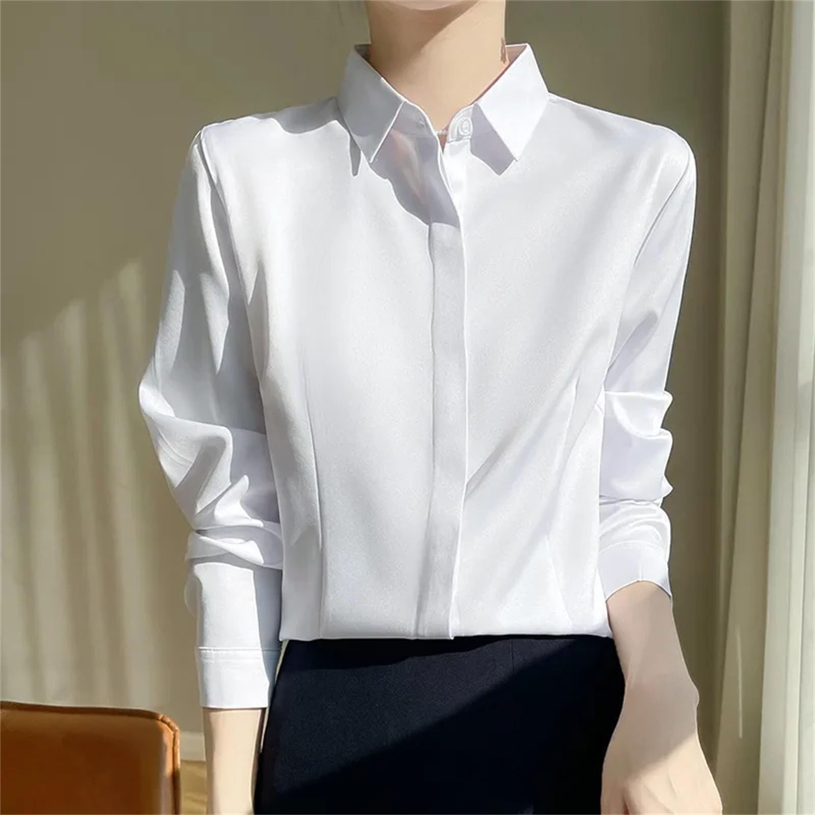 Camicetta da donna in raso con risvolto sartoriale a maniche lunghe da ufficio