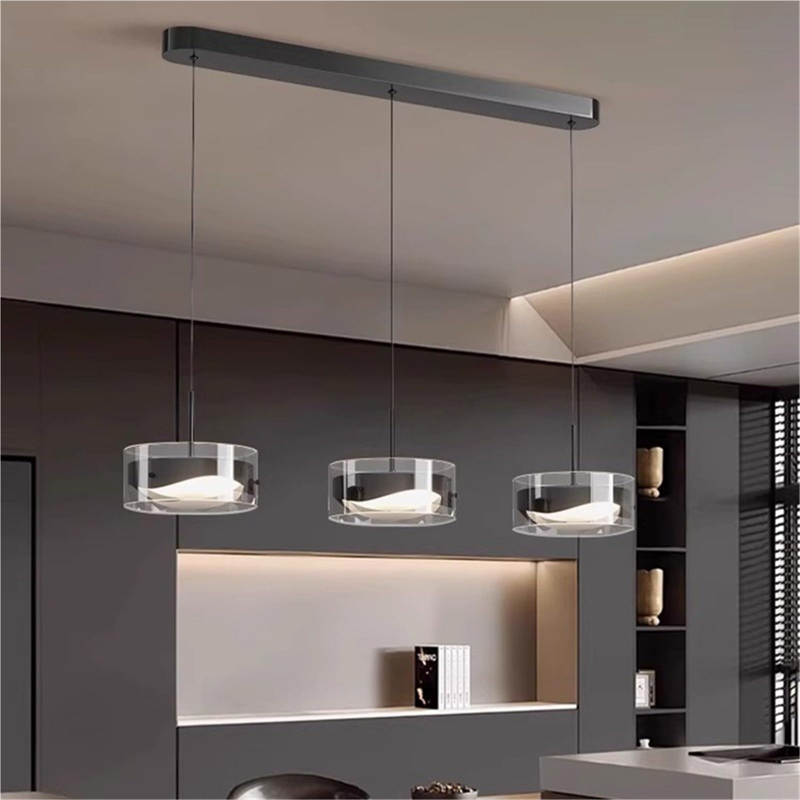 Lampada a Sospensione lineare Moderna a 3 luci con Paralume in Vetro fumé, Base Rettangolare Nera e LED, Ideale per Sala da Pranzo e per Creare un'atmosfera Calda.