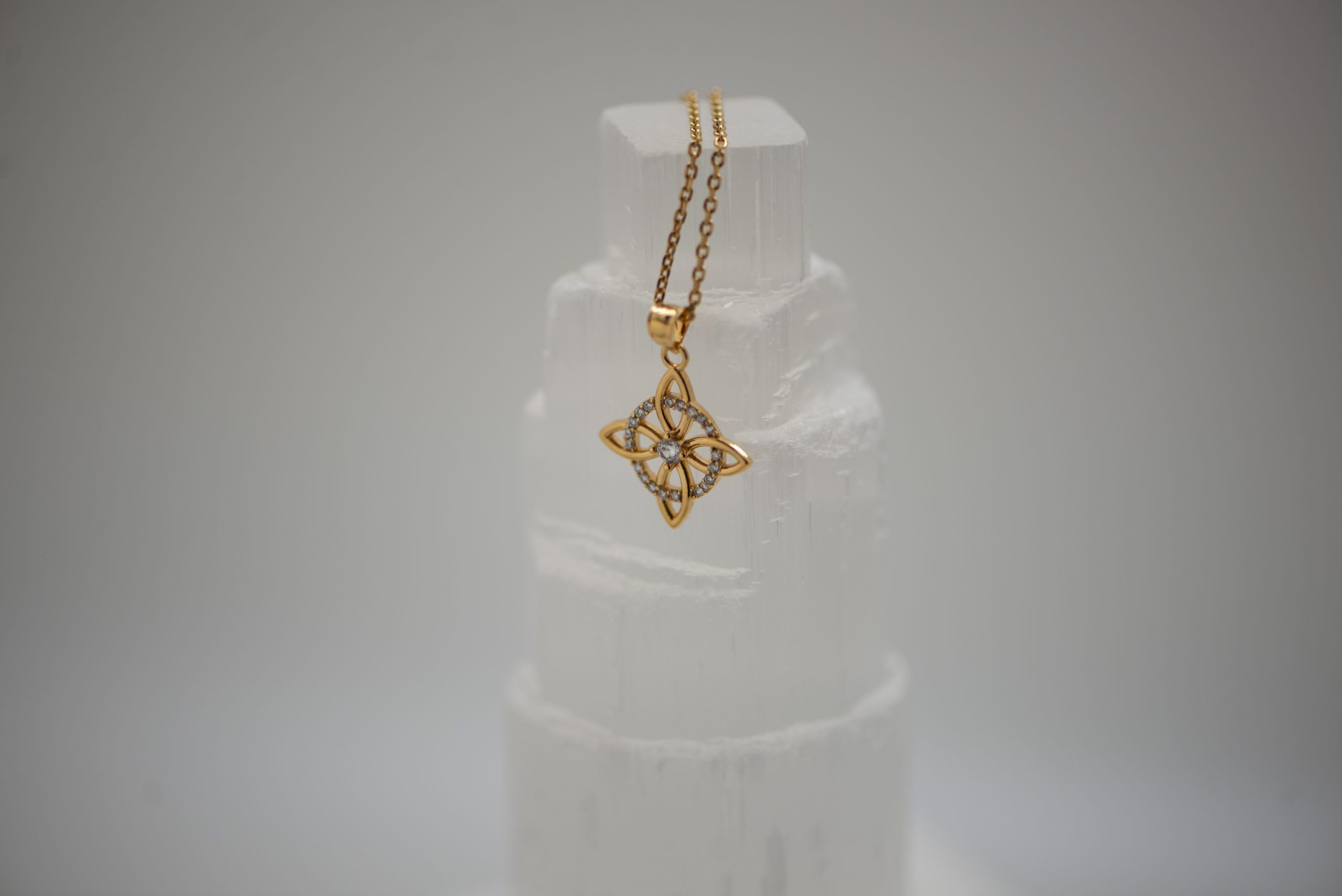 Colgante Nudo de Bruja Chapado Oro 18K y Circonitas