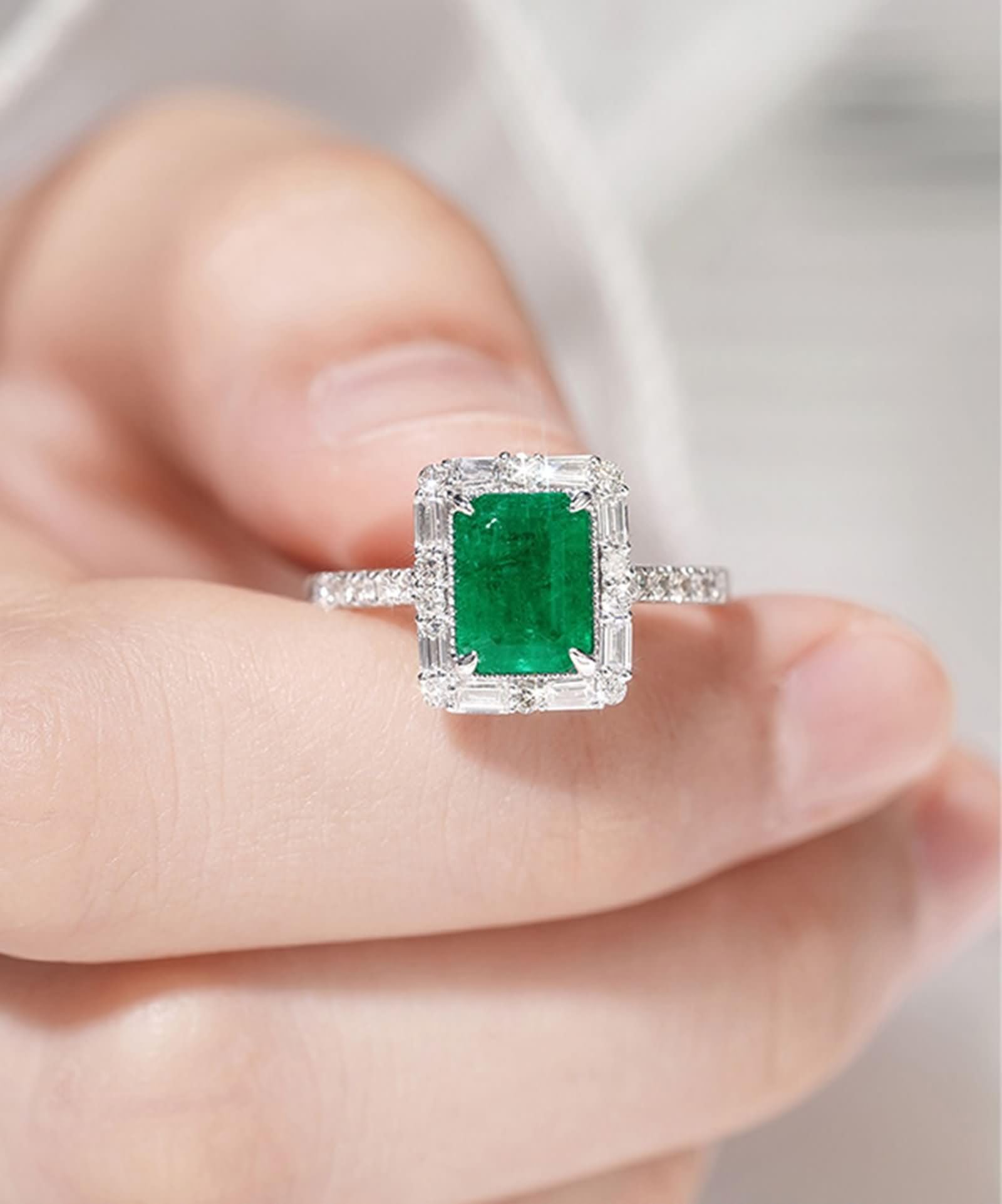 Pierścionek zaręczynowy damski 18K białe złoto, 4 szczęki prostokąt ze szmaragdem i diamentem, pierścionek ślubny damski srebrny zielony, rozmiar 8 (48 mm)