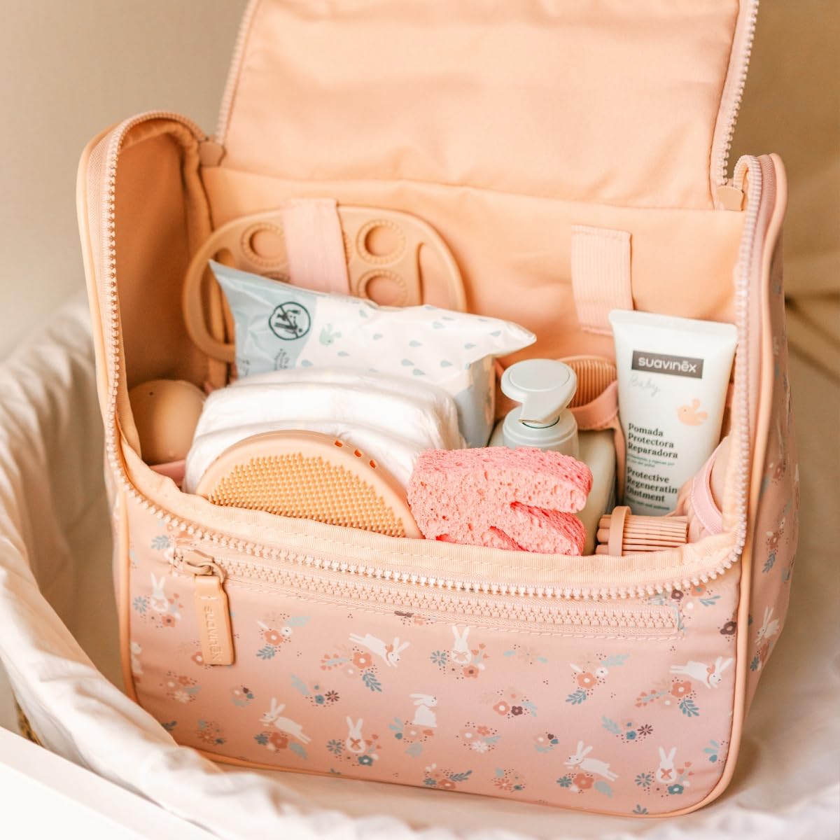Suavinex, Kit Baño Bebé con Neceser, Set Higiene Recién Nacido, Rosa | Con: Esponja + Cepillos + Guante Baño + Pompero + Juguete. Con Bolsillos, Cremalleras, Espejo y Colgador, Gran Capacidad