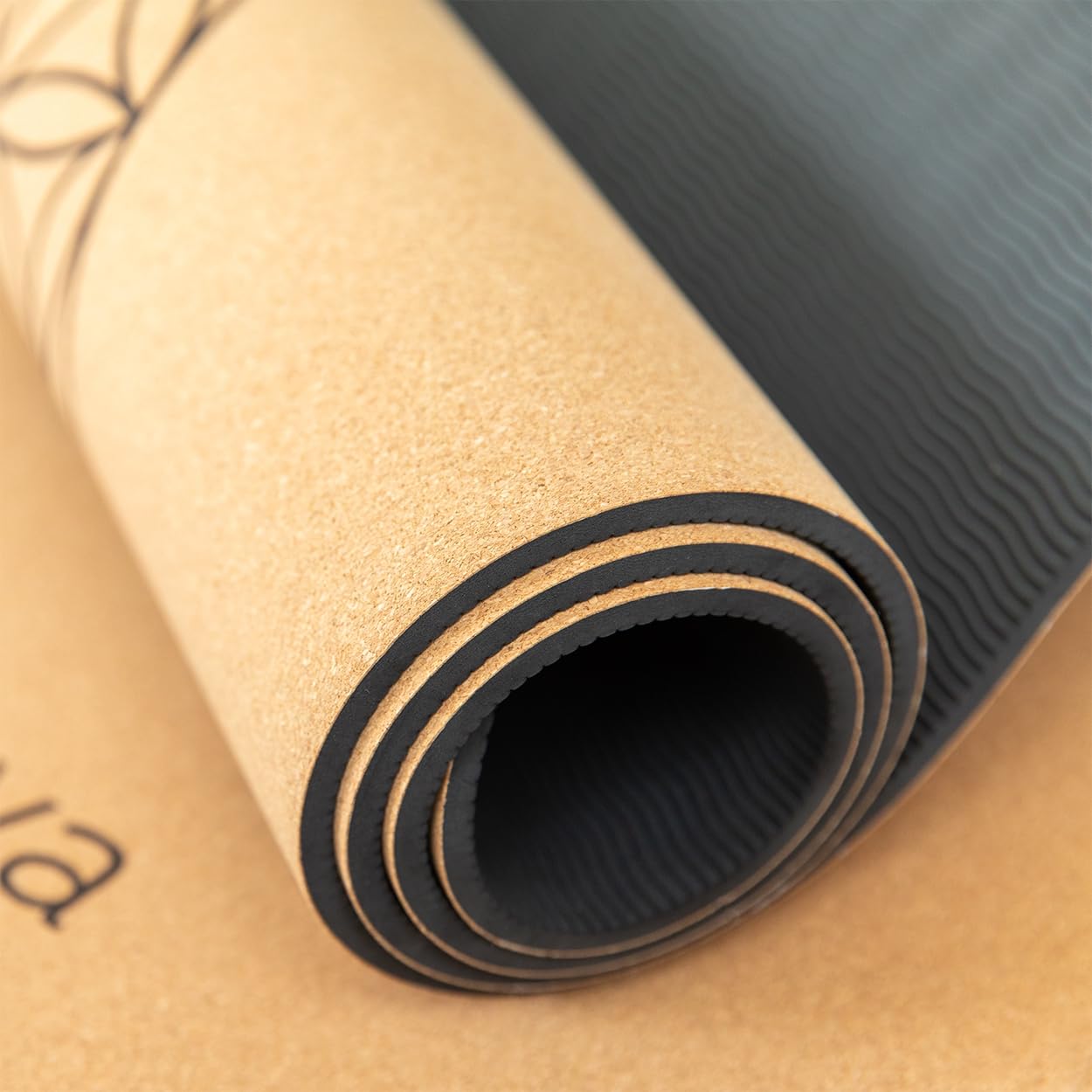Leichte Yogamatte aus Kork & TPE | rutschfest & dämpfend | 183 x 61 x 0,6 cm | inkl. Tragegurt & Fixiergurt