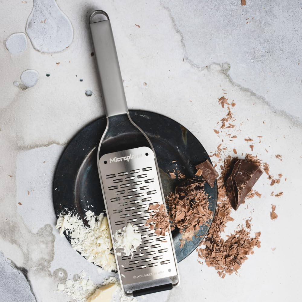 Microplane Nueva serie profesional – Corte de 2 vías, elegante diseño de acero inoxidable, perfecto para calabacines, manzanas, peras, rábanos, queso duro o chocolate y más, hoja de acero inoxidable
