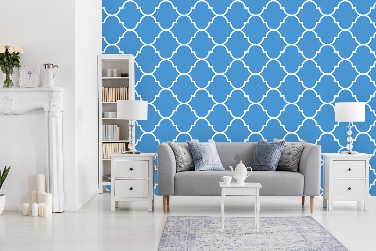 Papier peint intissé bleu ciel pour créer une ambiance marocaine moderne dans le salon