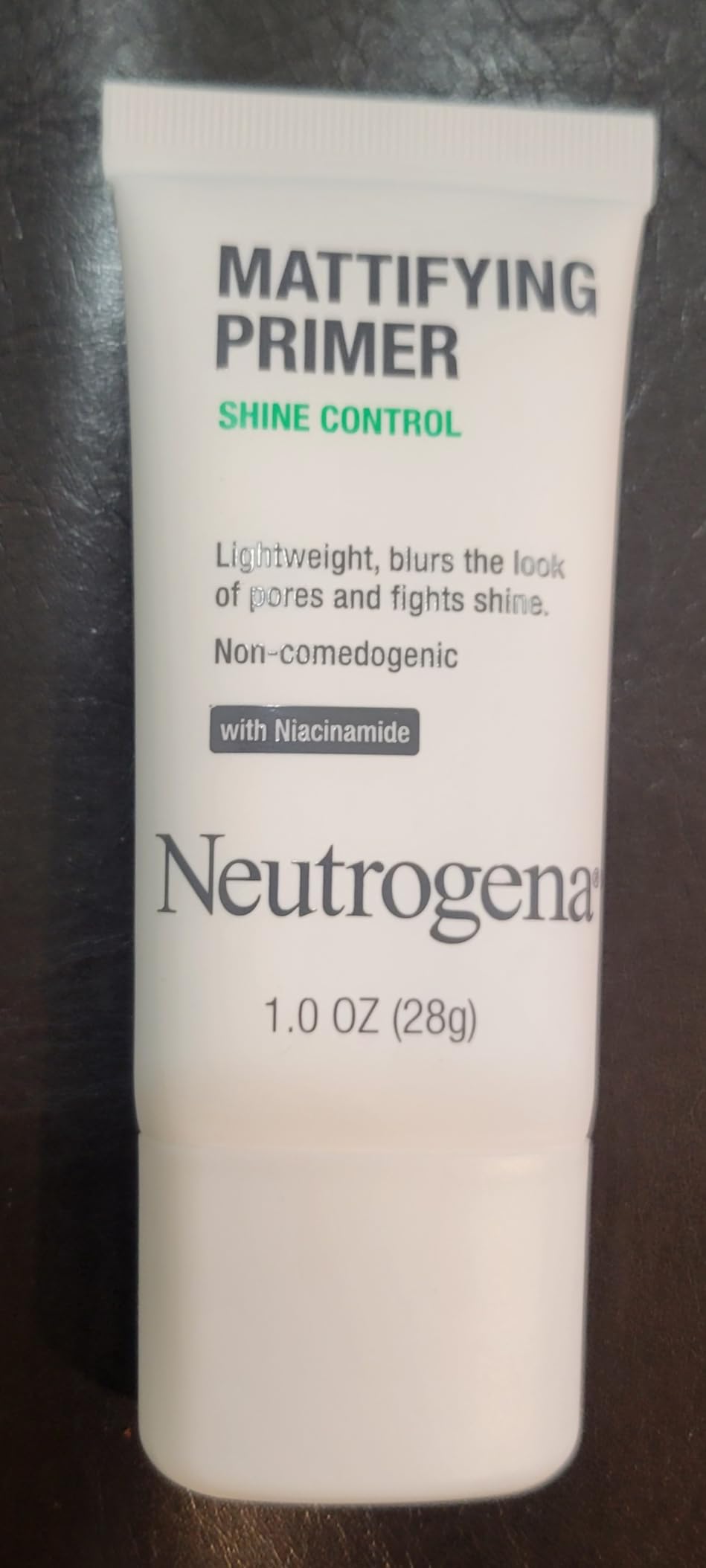 Johnson & Johnson Neutrogena Mattifying Primer with Shine Control, Lightweight Pore Blurring Face Primer Blurs the Look of Pores & Helps Reduce Shine, Matte Primer with Niacinamide, 1 oz