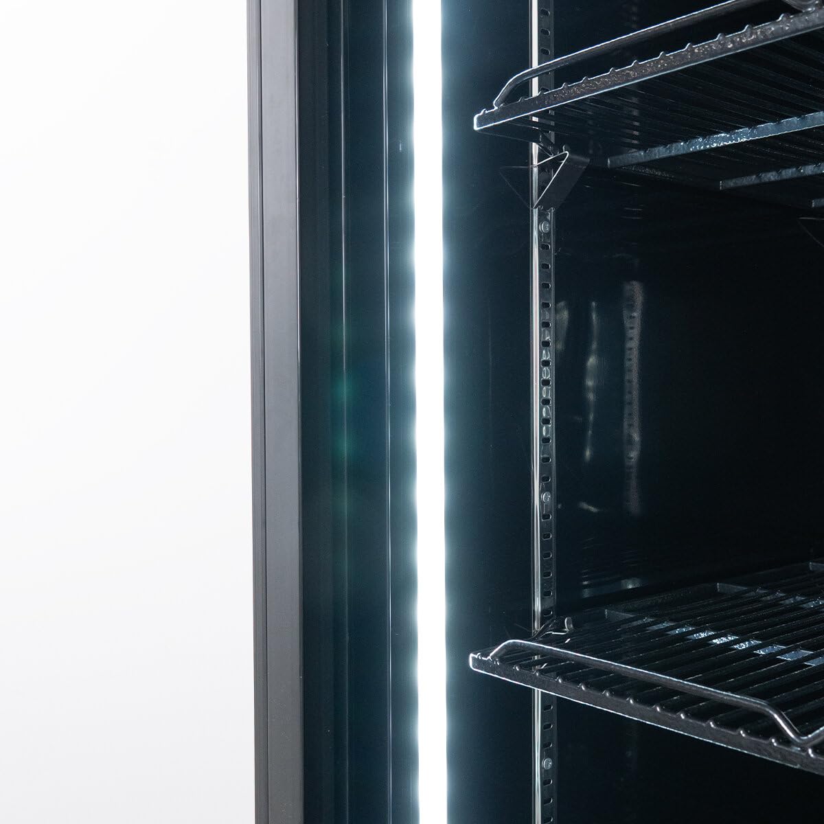 GastroHero Frigorifero per bevande Eco 630 con luce e ante scorrevoli, 8 ripiani regolabili, volume 630 l, porta in vetro, illuminazione interna, nero, per ristorazione e commerciale
