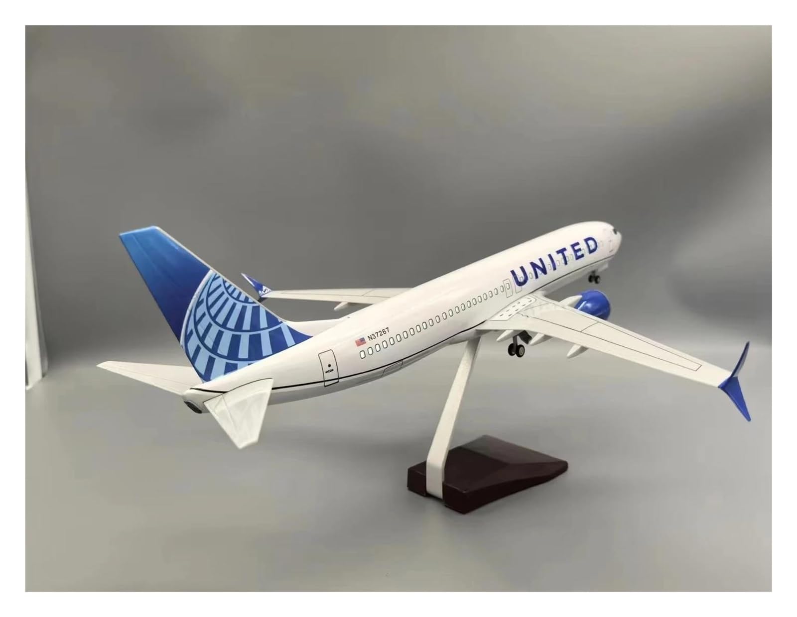 Odlewane zabawki samolotowe Skala 47 cm dla 737Max Malowanie Model samolotu Budynek z przekładnią Model samolotu Światła robocze Model samolotu do zbierania i wyświetlania (ze światłem)
