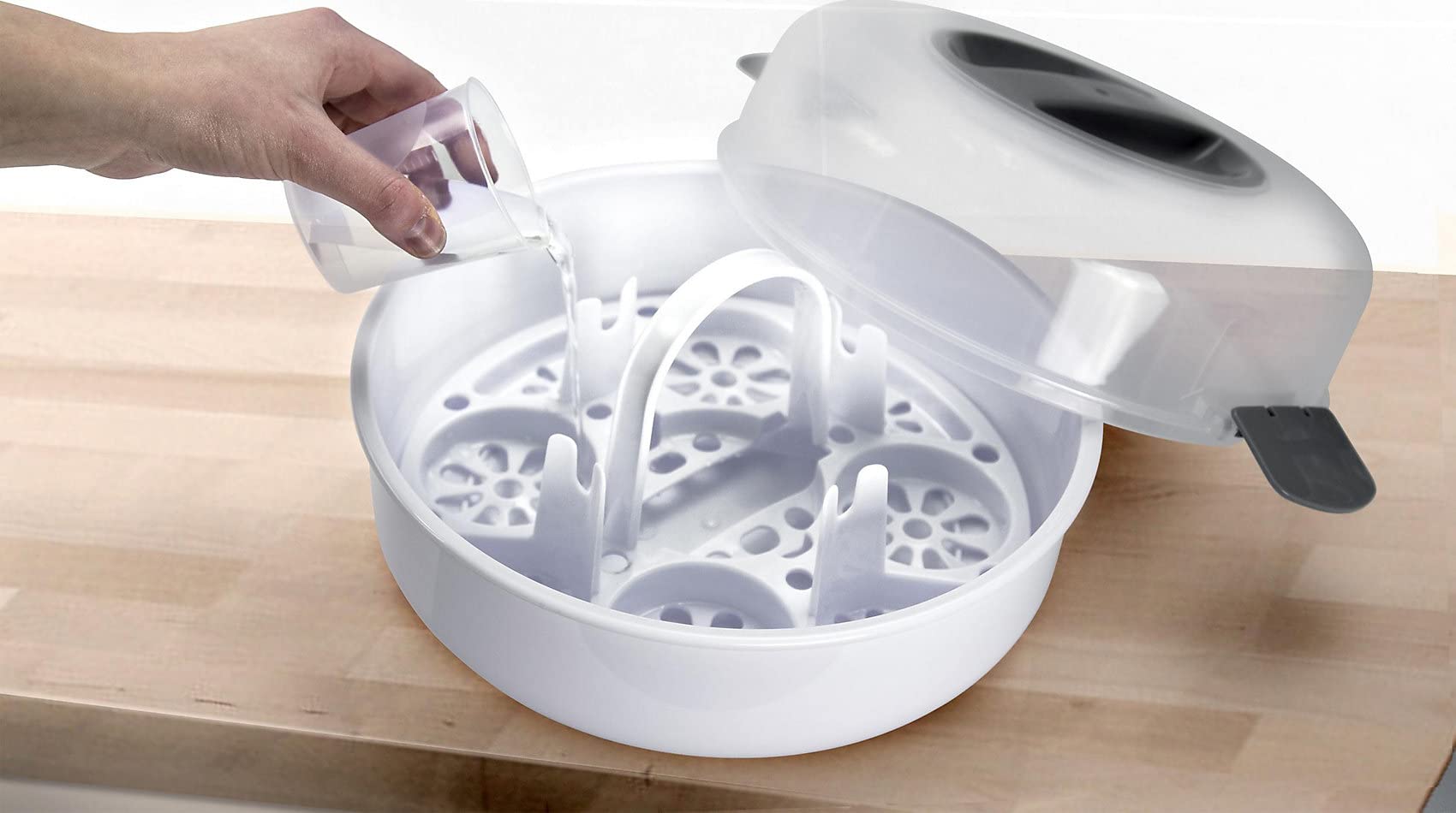 Alecto Stérilisateur à micro-ondes BW-04 pour jusqu'à 4 biberons de 150 ml, tire-lait, pots, tasses et couverts - Avec pince à biberon, blanc