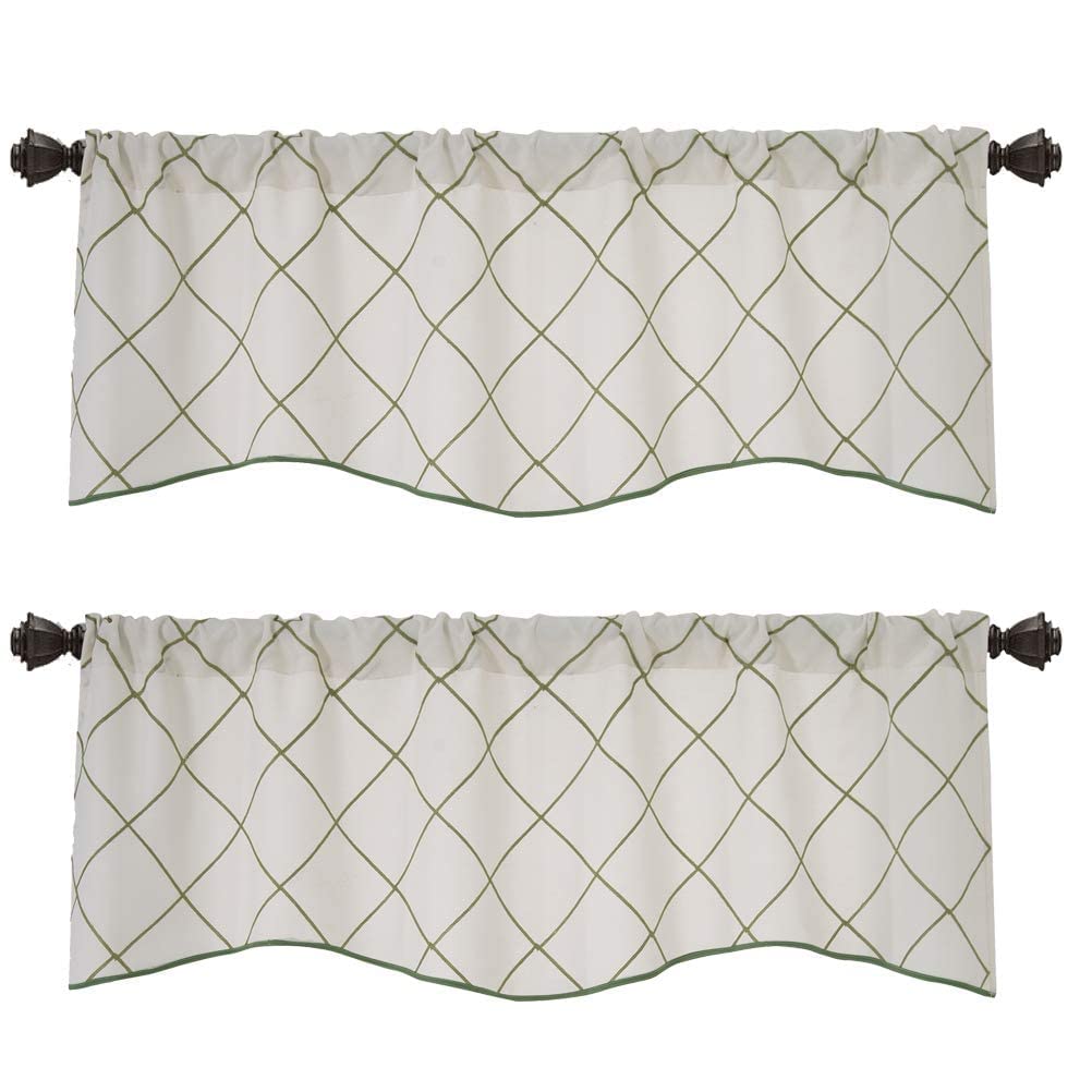 Cortinas de cenefa para baño y cocina que regulan la luz natural con diseño geométrico