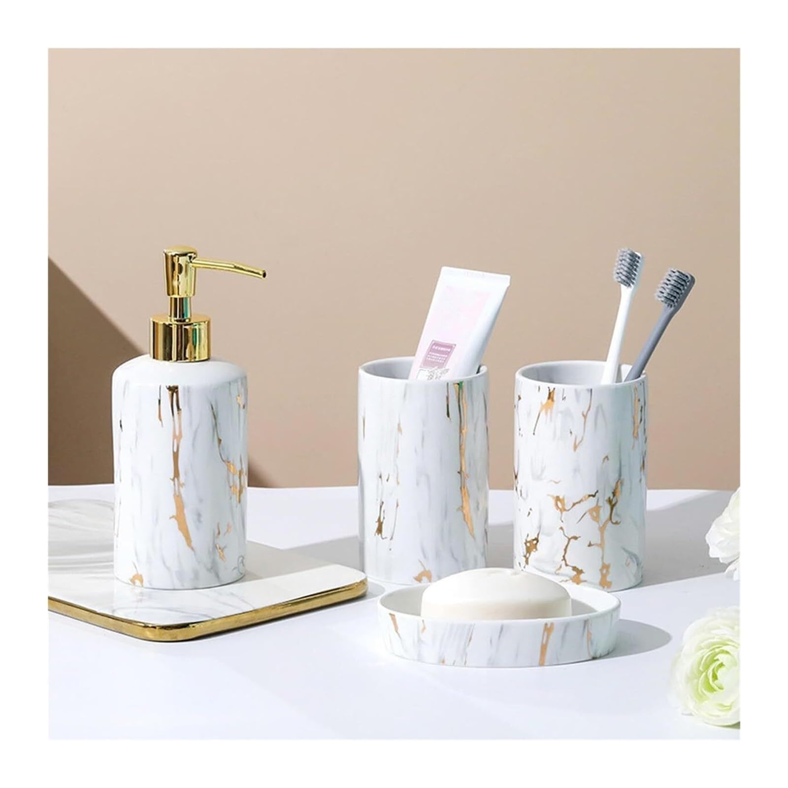 Set di accessori per il bagno Mobiletto in ceramica effetto marmo a 4 pezzi con dispenser di sapone, bicchiere e decorazione costiera Arredamento per gli affittuari