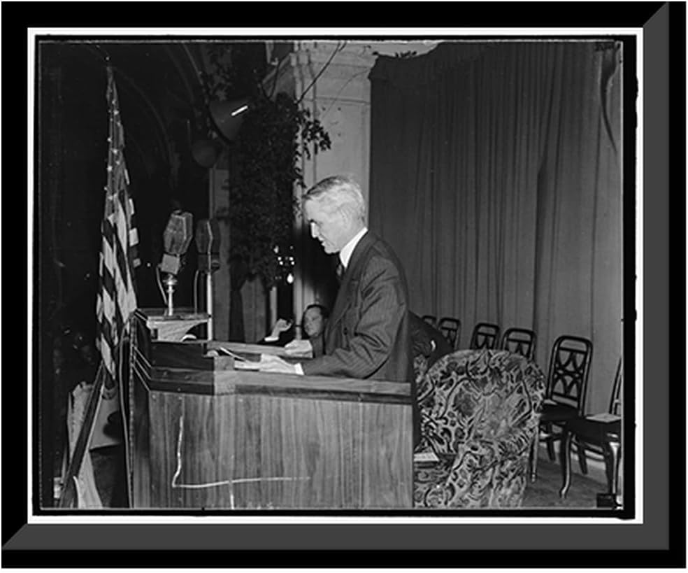 Senator addresses Jewish Congress. Washington, D.C., Nov. 29. Senator Capper, Republican of Kansas, speaking before the American Jewish Congress during its two-day meeting here at the Willard Hotel...