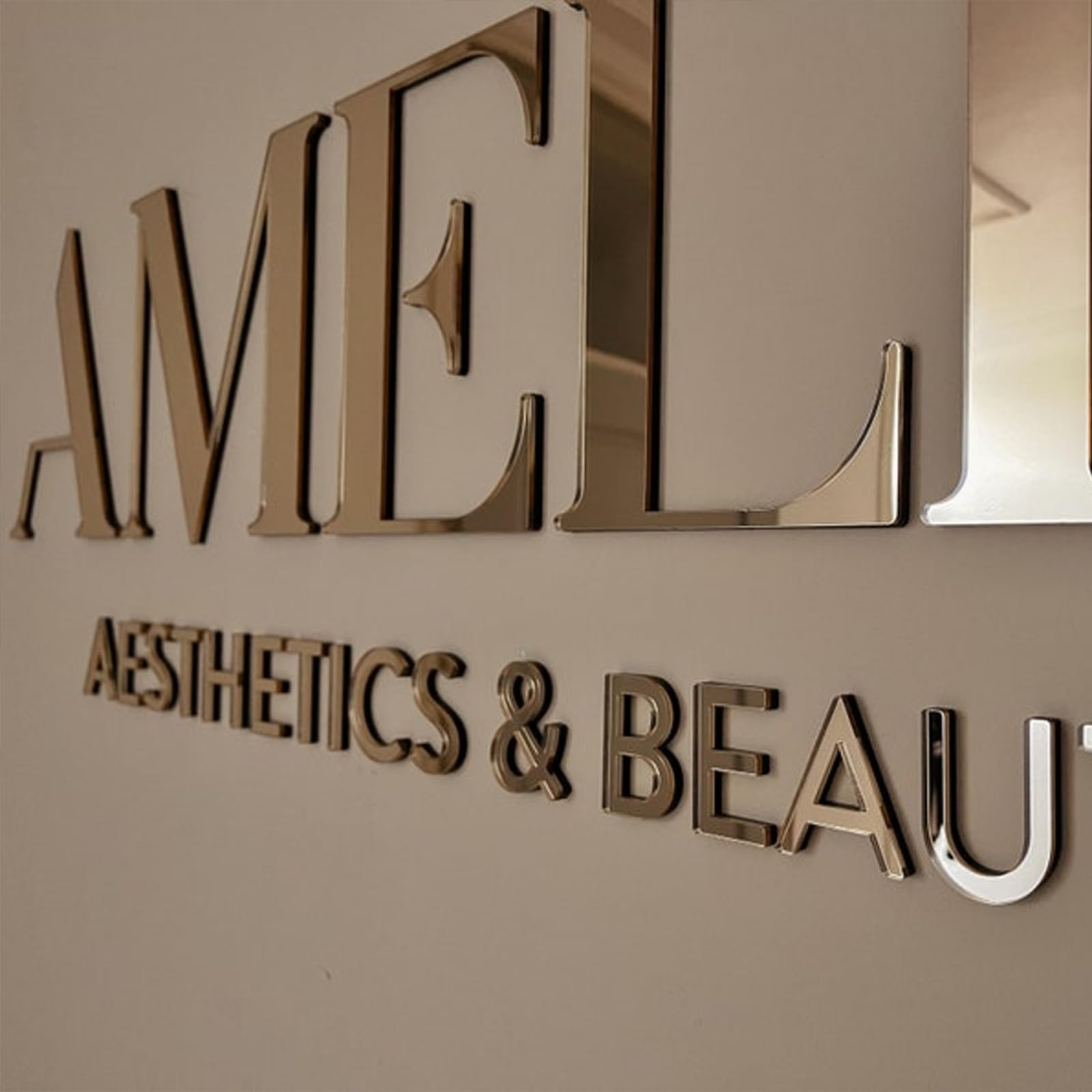 Panneau personnalisé en acrylique avec logo – Plaque nominative personnalisée en acrylique transparent pour salon de coiffure, spa de manucure, studio de massage, bureau – Panneau mural intérieur
