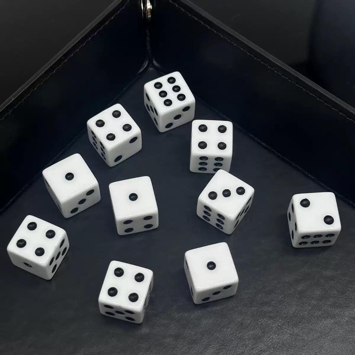 9 mm Backgammon Würfel (klein) – Mini Würfel Set aus Acryl – Klein & Leicht – Kompakte Spielwürfel – Schwarz oder Weiß (Weiß, 4X)