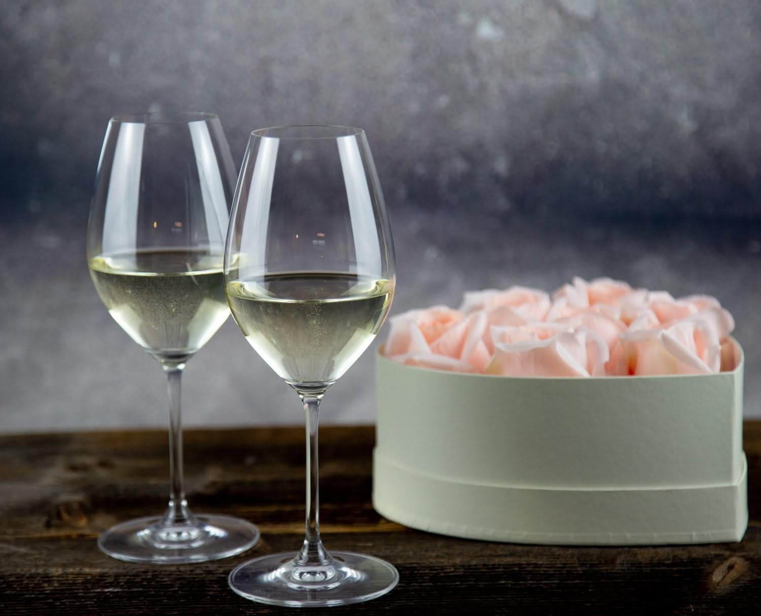RIEDEL Weißweinglas-Set, Vorteilsset, 8-teilig, für Weißweine wie Chardonnay und Viognier, 350 ml, Kristallglas, Vinum, 7416/05