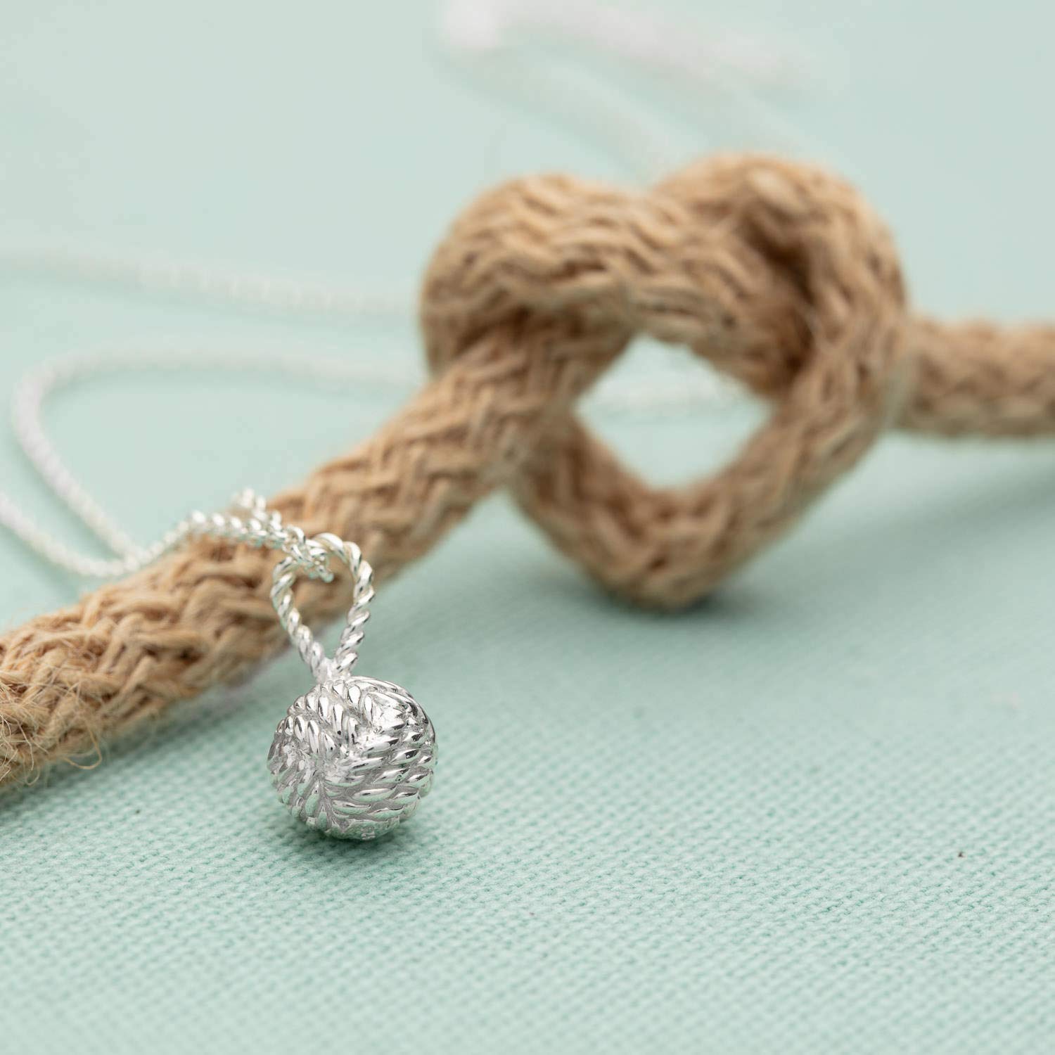 Lily Charmed - Collar de bolas de algodón con nudo de amor de plata de ley con cadena de 45,72 cm.