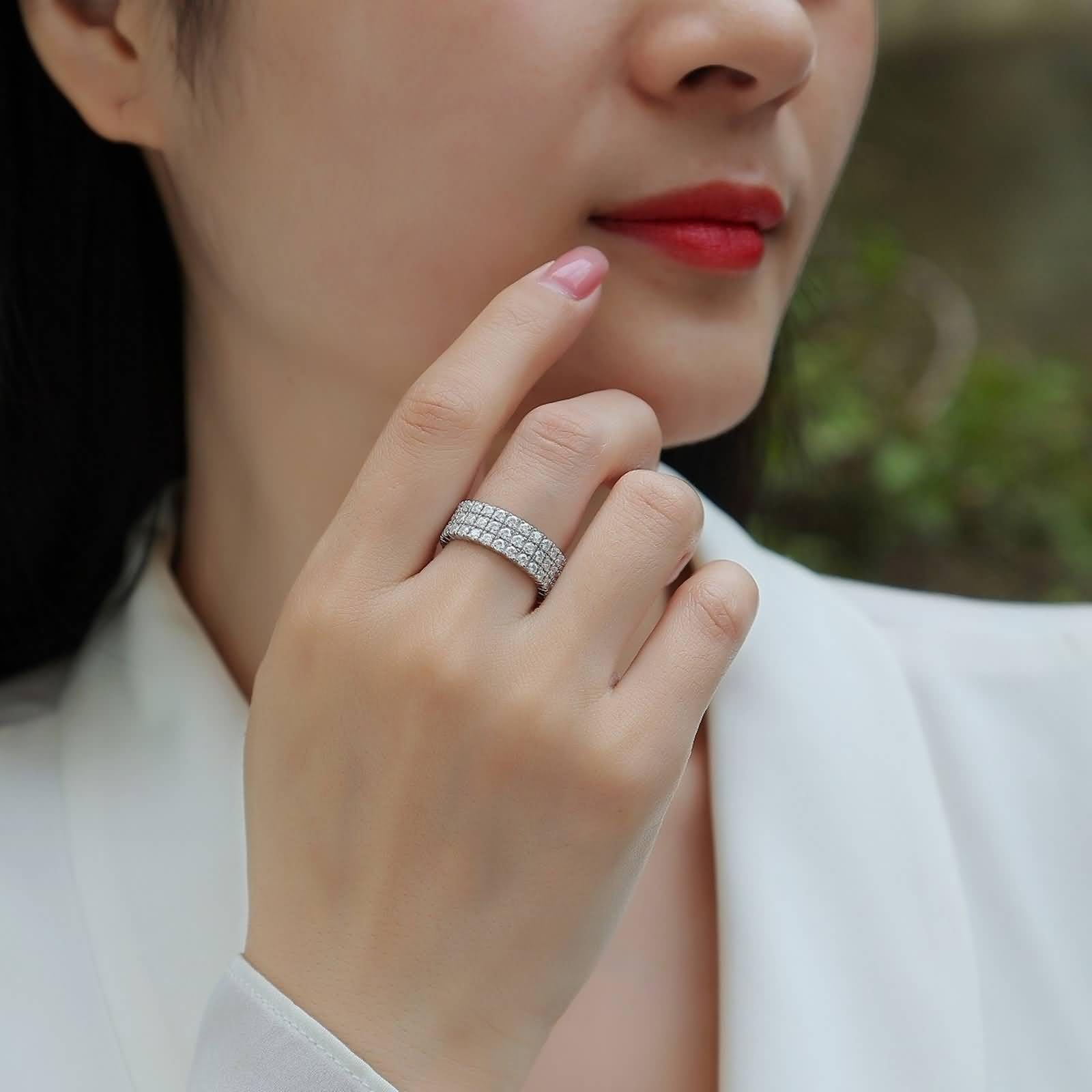 Unisize Ring, Engagement Ring Set 9 mm Breiter Ring mit 3 Reihen Runder Moissanite 2 mm Silber 9K Weißgold Größe 47 (15.0)