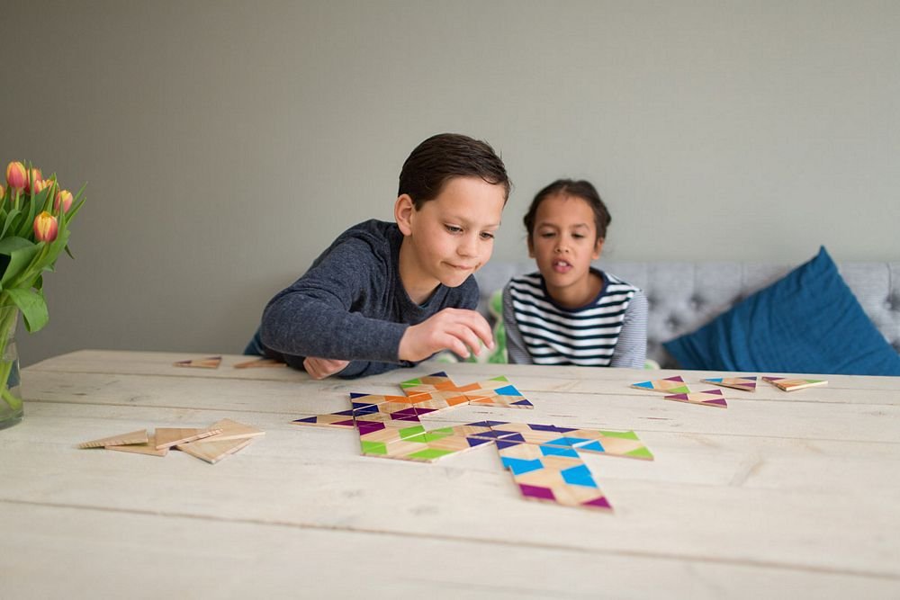 Cayro Dreieckige Dominosteine – 56 Teile, Verschiedene Farben – Klassisches Brettspiel Für Familie & Freunde