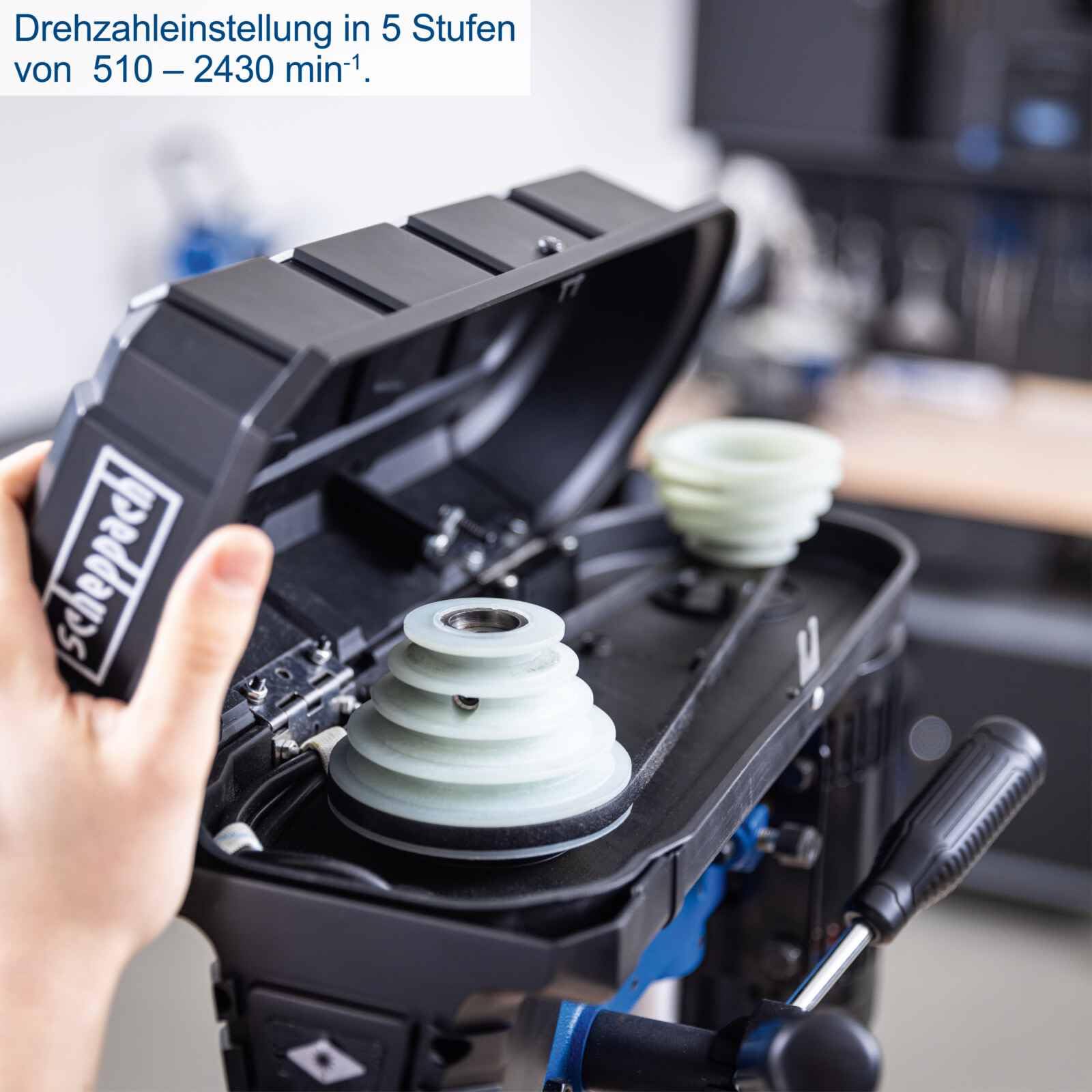 Scheppach Tischbohrmaschine TBM250 | Leistung 550W | Bohrtiefe 50mm | Bohrfutter 1,5-13mm | Drehzahleinstellung 5 stufig 510–2430 min-1 | Ausladung 127mm | Tisch dreh-&neigbar | Stahl-Gusskonstruktion