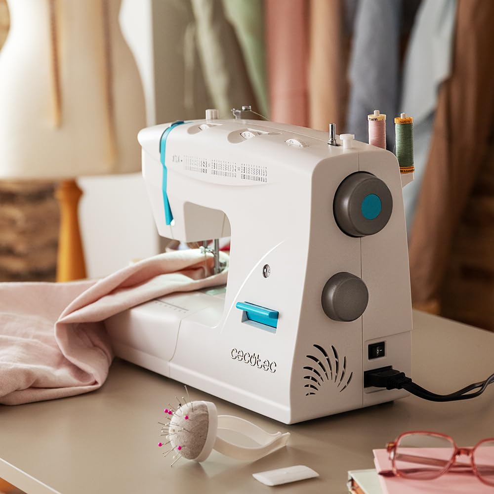 Cecotec Macchina da Cucire 66 Punti BelleCouture 6600. Asola in 4 Tempi, Cambio Rapido del Piedino, Luce LED di Messa, Braccio Libero e Spazio di Archiviazione, Kit Accessori, Livello Intermedio