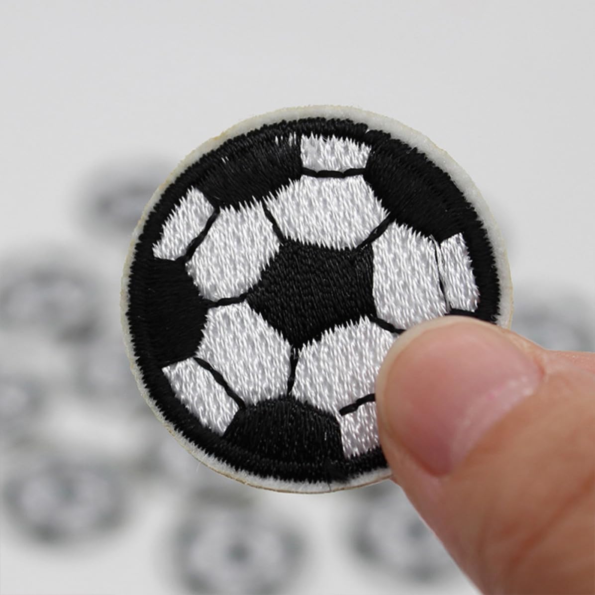10 Parches Bordados de Fútbol Ideales para Manualidades y Proyectos de Arte DIY, Cubre Agujeros Fácilmente para Coser en Ropa y Bolsos de Tejido