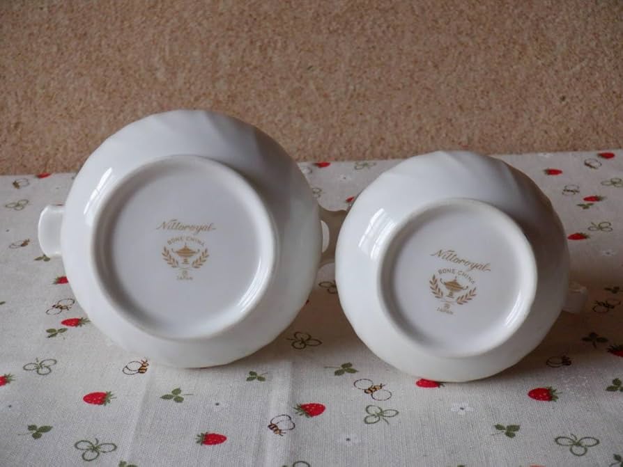 「子に寄り添う白馬親子」の置物（Noritake陶器、ビンテージ品） 子に寄り添う白馬親子」の置物（Noritake陶器、ビンテージ品