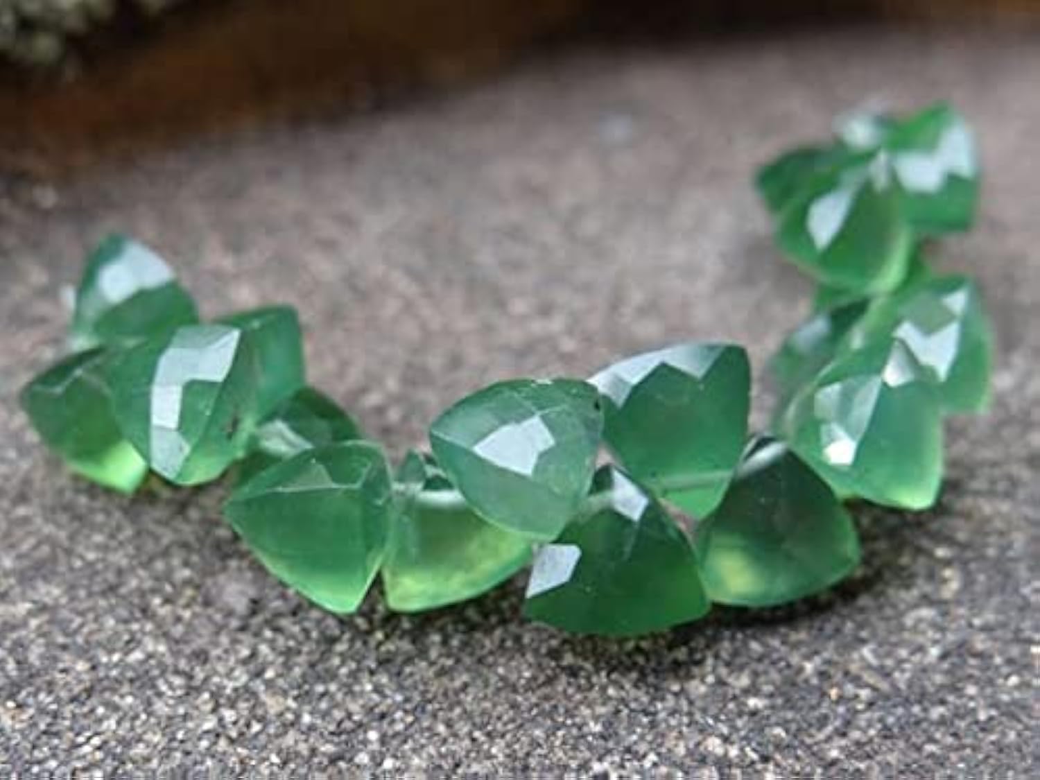 Green Serpentine trillons 7mm LKBEADS lot de pierres percées assorties pour boucles d'oreilles